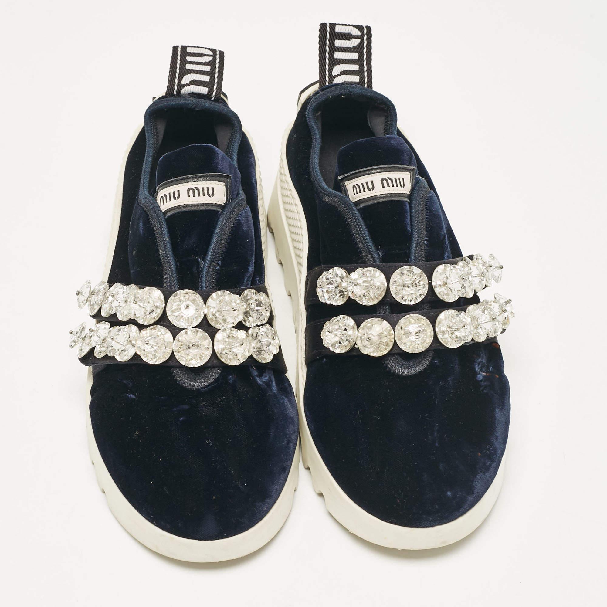 Beige Baskets Miu bleu marine en velours ornées de cristaux, taille 35,5 en vente