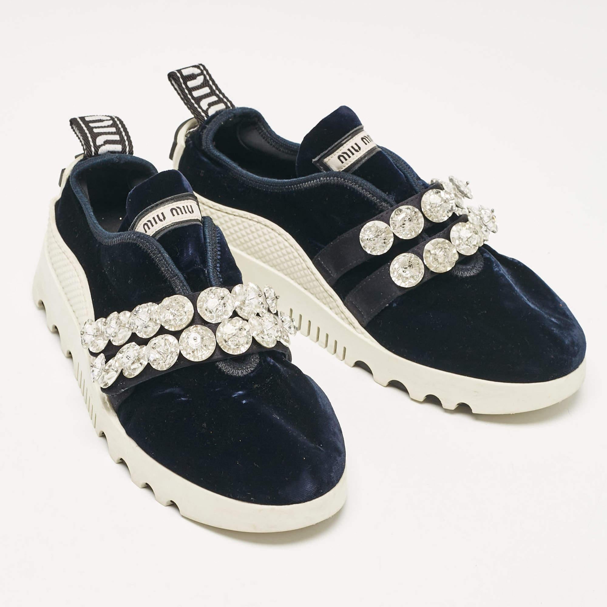 Baskets Miu bleu marine en velours ornées de cristaux, taille 35,5 Bon état - En vente à Dubai, Al Qouz 2