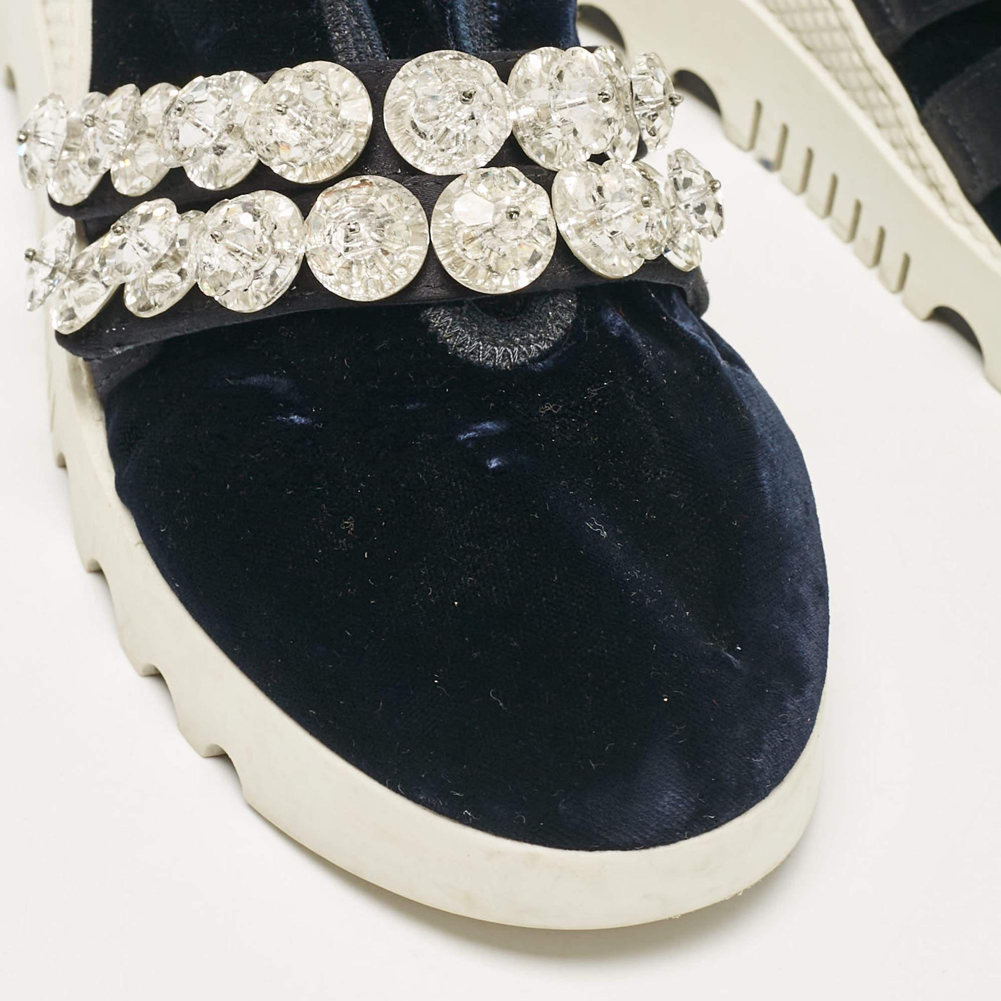 Baskets Miu bleu marine en velours ornées de cristaux, taille 35,5 en vente 2