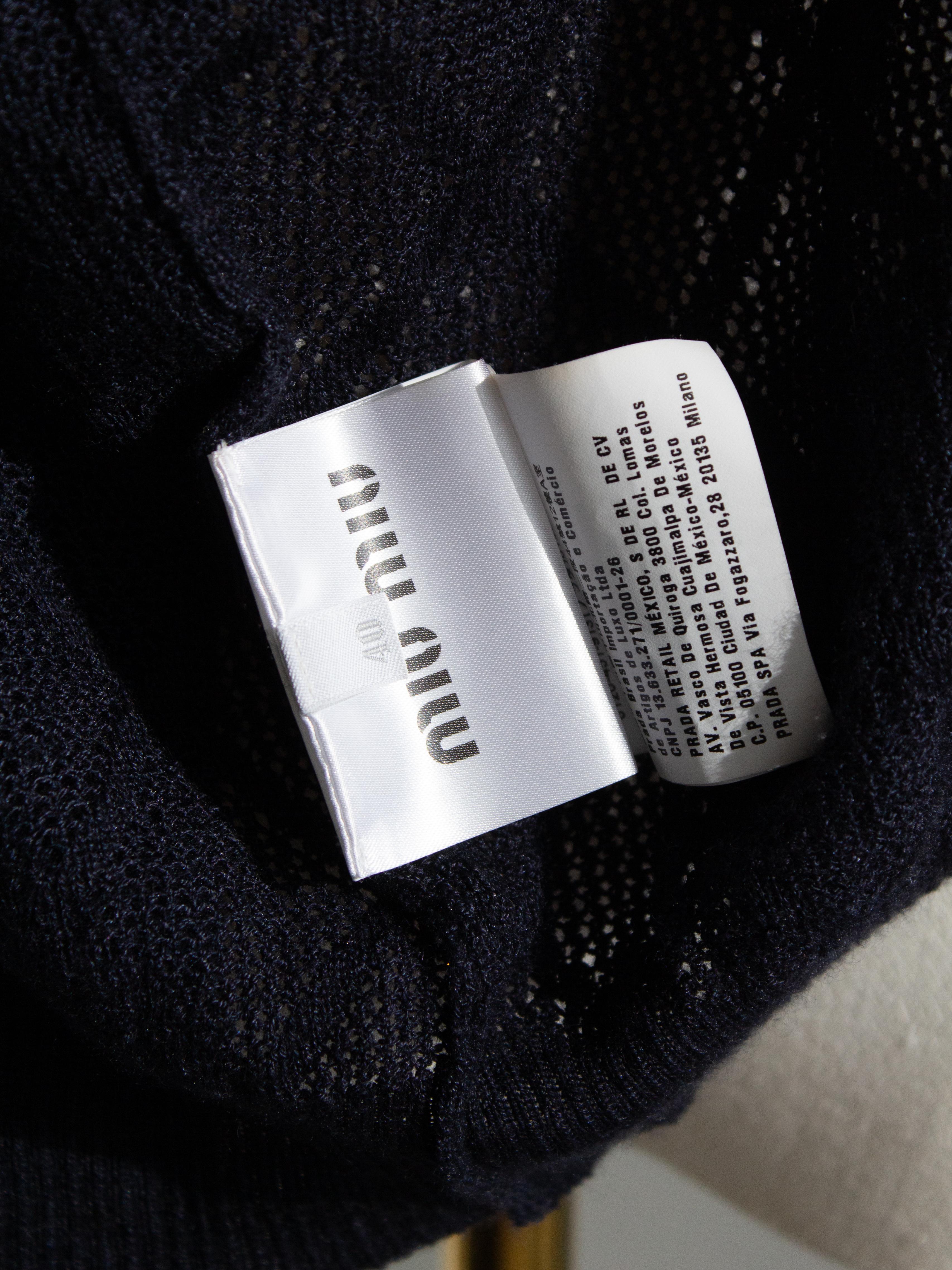 Miu Marineblaue und weiße Kaschmir-Strickjacke mit Kristallverzierungskragen aus gestepptem Kristall 5
