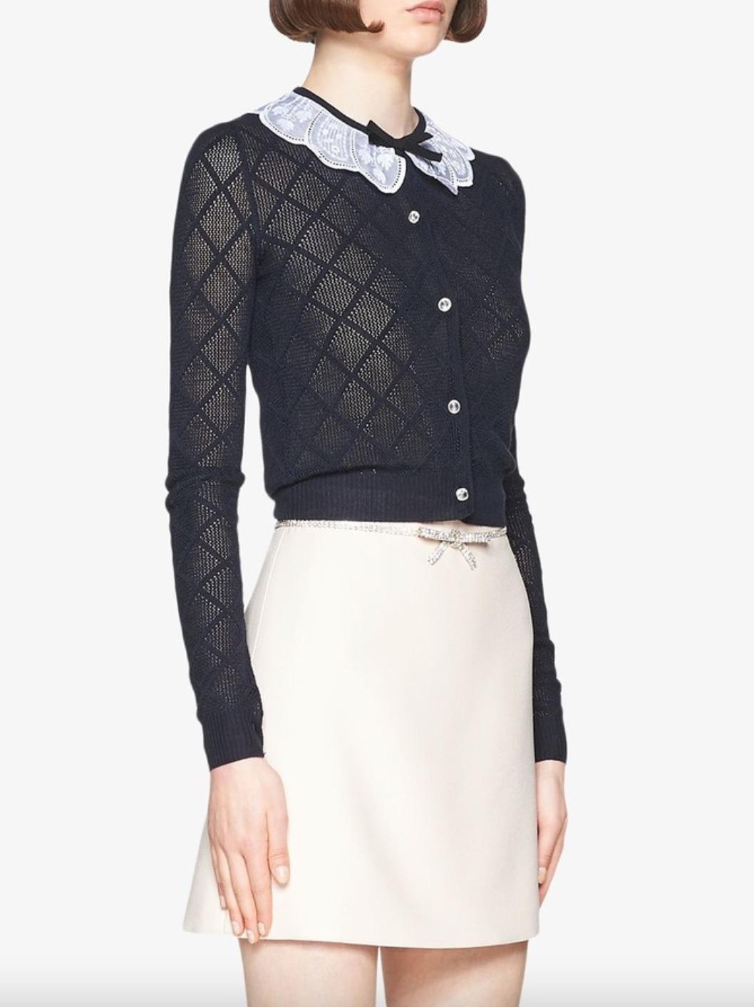 Miu Marineblaue und weiße Kaschmir-Strickjacke mit Kristallverzierungskragen aus gestepptem Kristall (Schwarz)