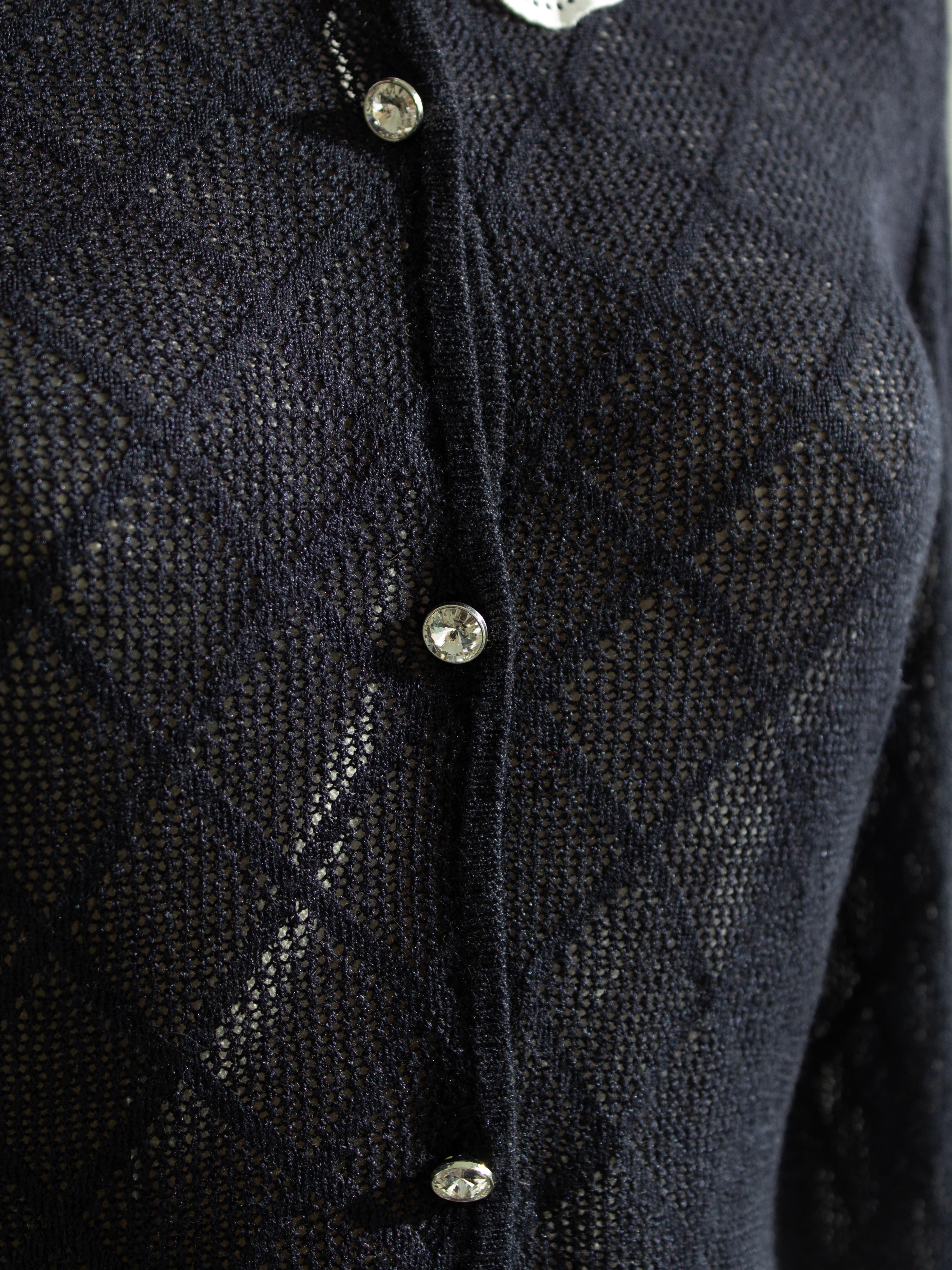 Miu Marineblaue und weiße Kaschmir-Strickjacke mit Kristallverzierungskragen aus gestepptem Kristall 3