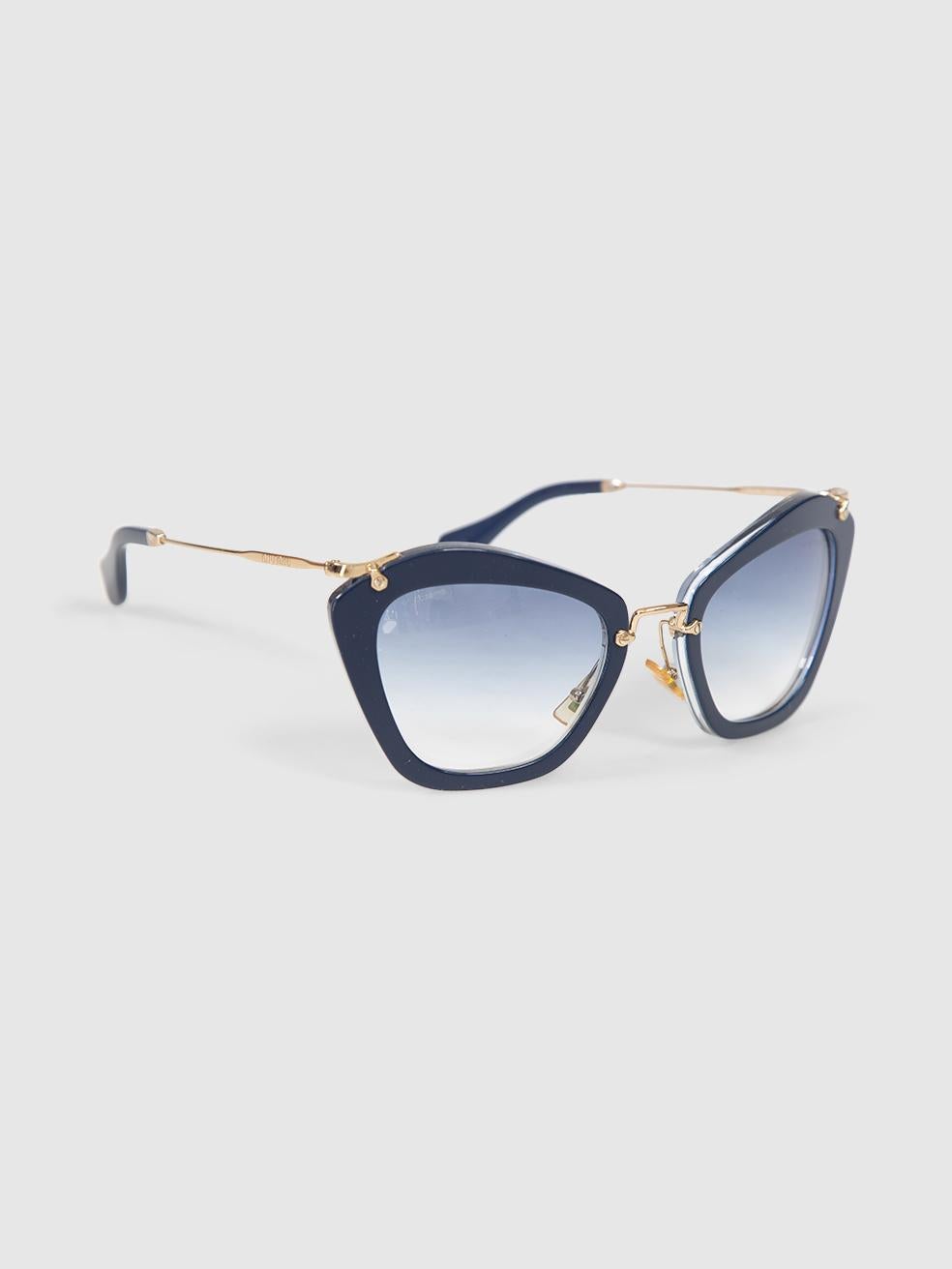 El ESTADO es Muy bueno. Se aprecia un desgaste mínimo en las gafas de sol. Desgaste mínimo o pequeñas marcas en las gafas de sol de este artículo usado de reventa del diseñador Miu Miu. Viene con caja, bolsa guardapolvo y estuche.
 

 

 

