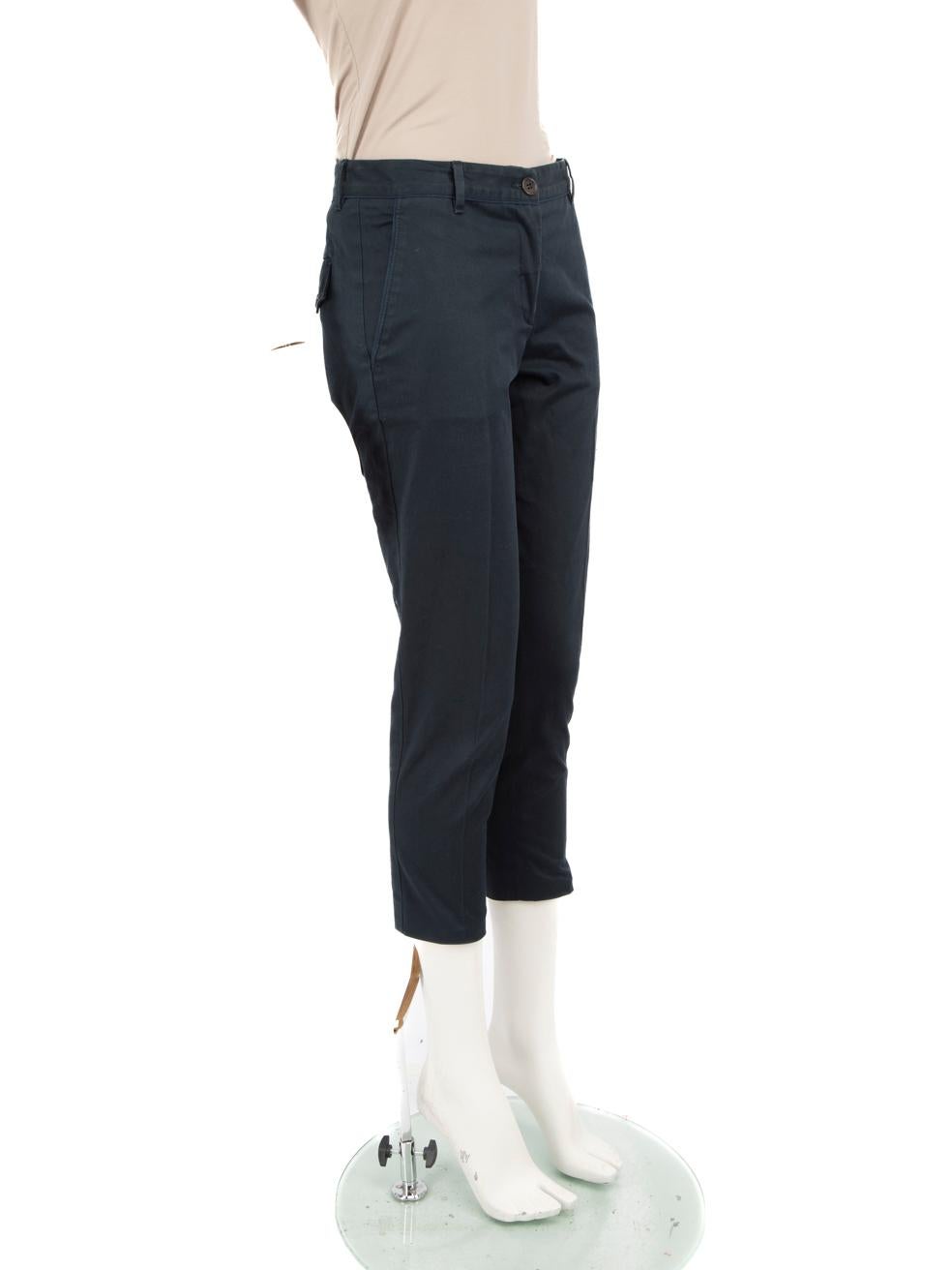 CONDIZIONE: molto buona. L'usura dei pantaloni è minima. Leggero scolorimento sulla parte superiore delle gambe dei pantaloni anteriori di destra e di sinistra, sulla gamba posteriore dei pantaloni di destra verso il centro e sulla patta della tasca