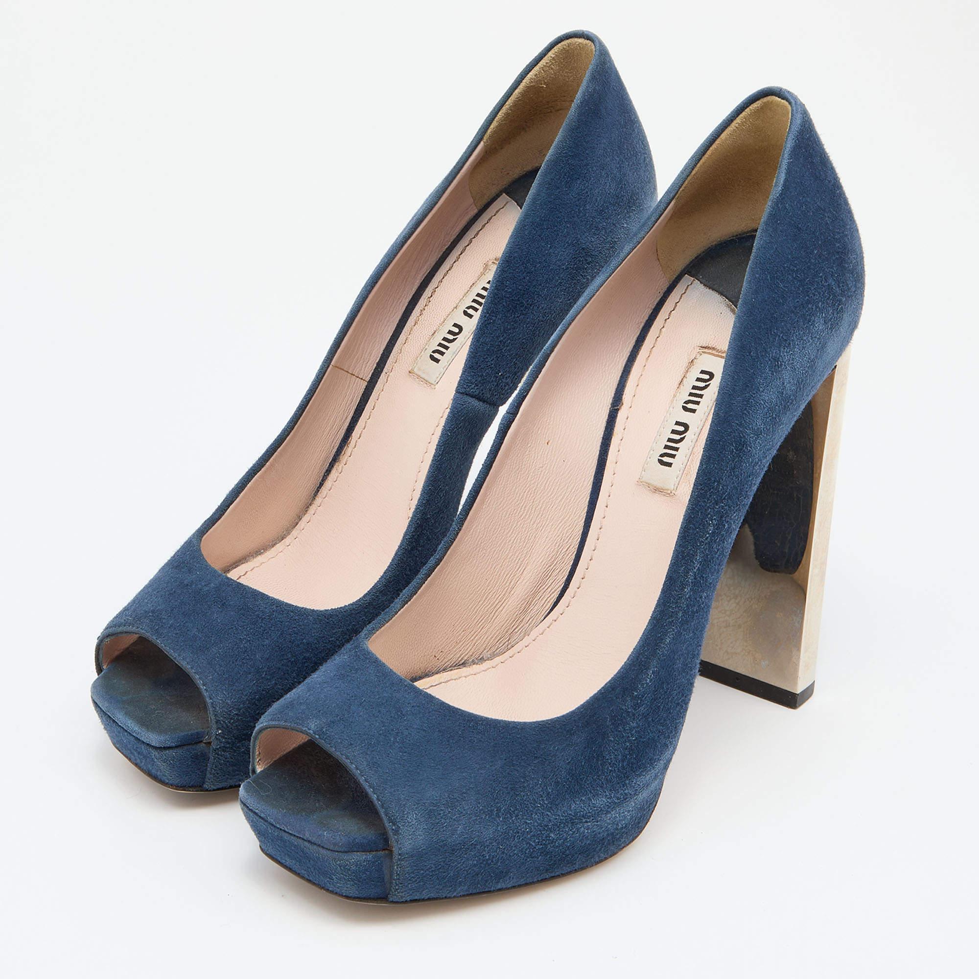 Faites preuve de chic avec ces escarpins de créateur. Ils présentent des talons robustes et des semelles durables  parfait pour vos sorties à la mode