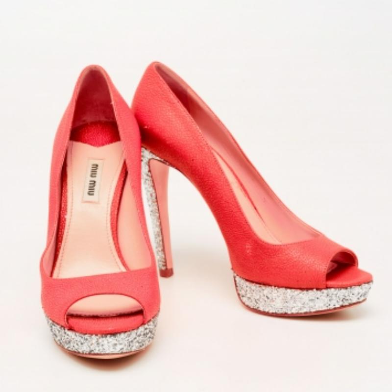 Miu Miu Neon Pink Leather And Glitter Peep Toe Platform Pumps Size 38.5 In Good Condition For Sale In Dubai, Al Qouz 2