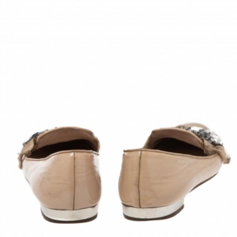 An epitome of comfort and class, these ballet flats from Miu Miu are designed to add a touch of sophistication to your style. Styled with crystals on the uppers, these beige slippers are crafted from patent leather and the heels are detailed with