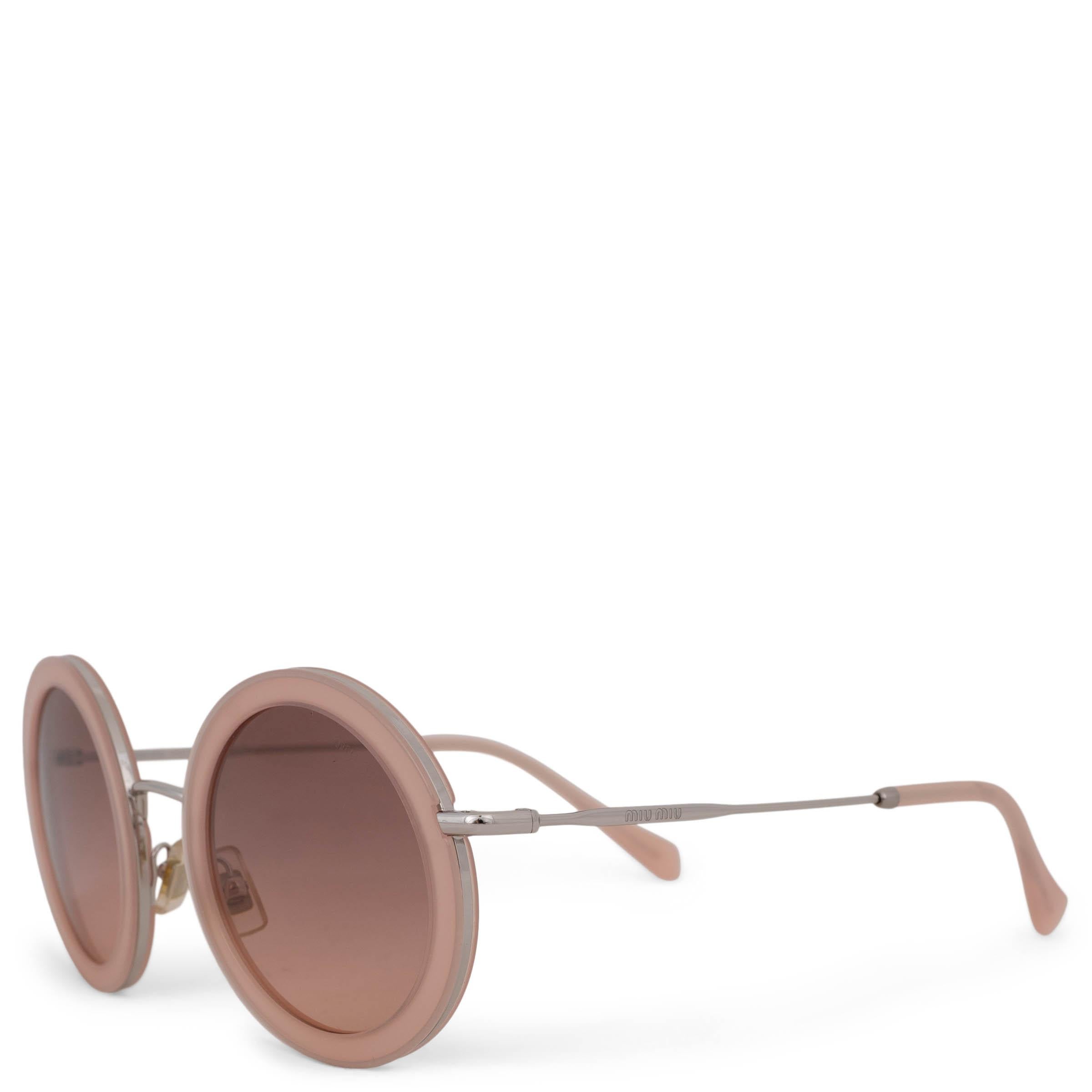 Questo paio di occhiali da sole Miu Miu, autentico al 100%, è realizzato in metallo argentato e acetato color nude, per unire la lucentezza moderna a una morbida femminilità. Presentano una montatura rotonda con lenti rosa sfumate e una sottile