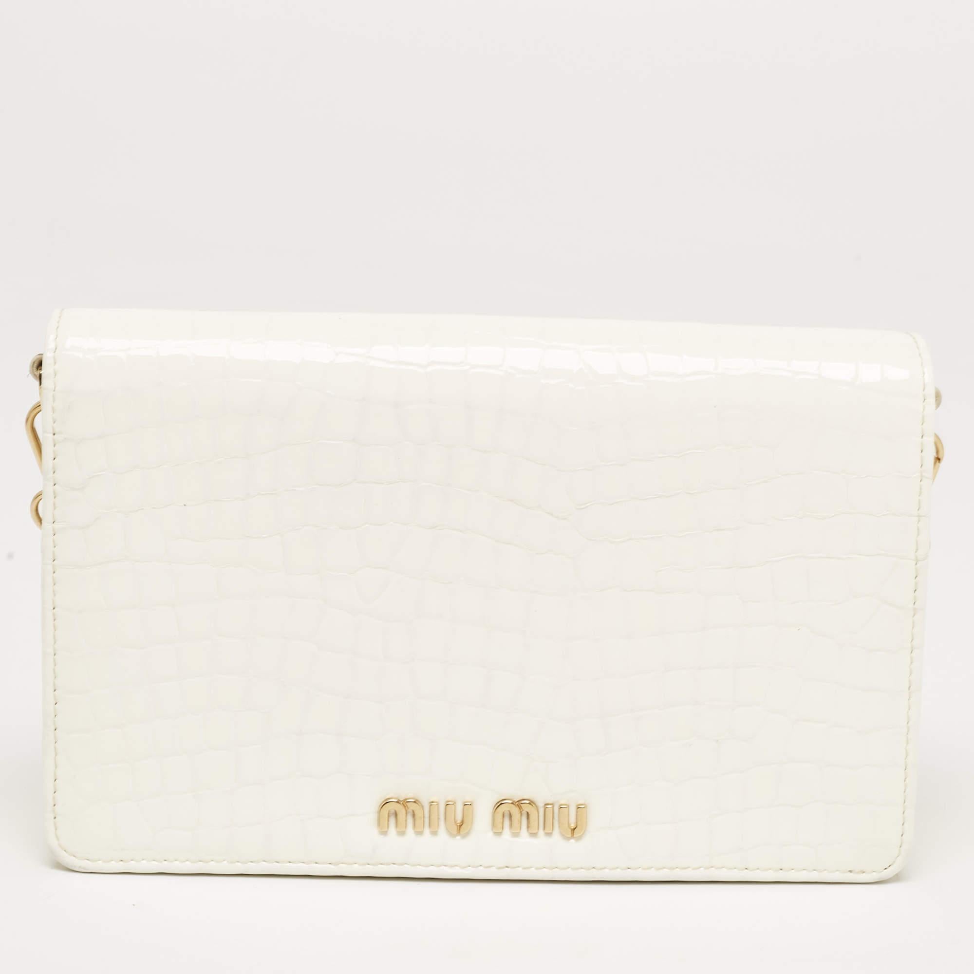 Just right for conveniently storing your valuables without weighing your look down, this Miu Miu clutch features a leather exterior with gold-tone metal fittings. Carry it in hand as a stylish evening accessory.

Includes: Pocket Mirror

