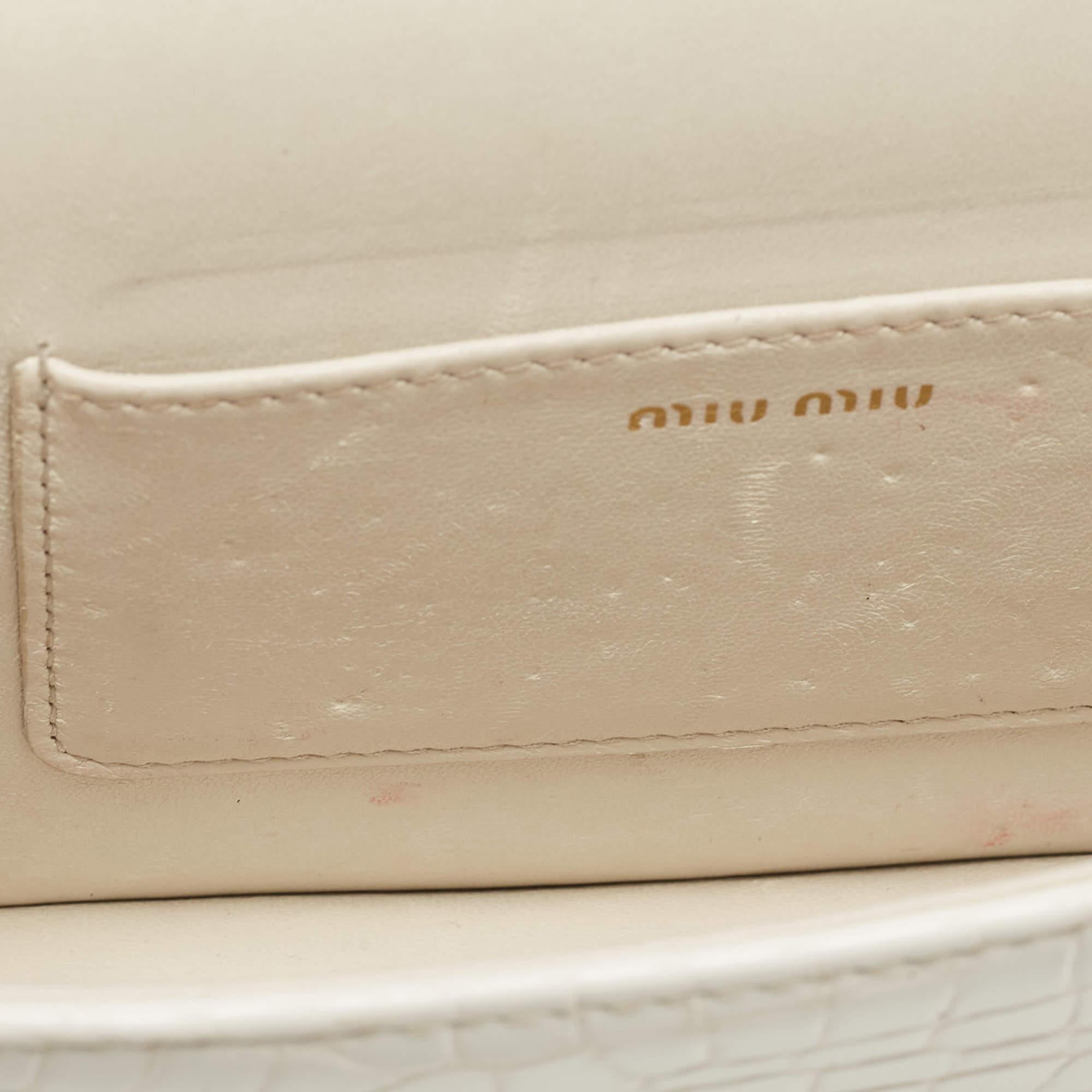 Miu Miu Off White Croc Embossed Leather Crystal Embellished Chain Clutch In Good Condition For Sale In Dubai, Al Qouz 2