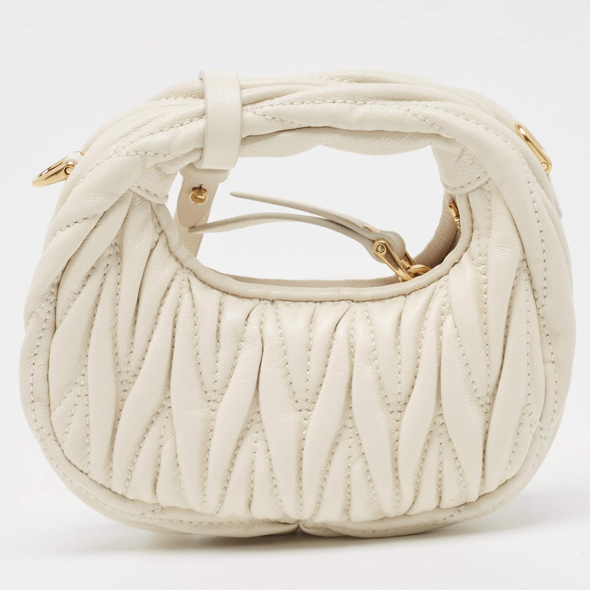 Crafted by Miu Miu, this Wander crossbody bag exudes effortless charm. Its compact design features intricate quilting, showcasing meticulous craftsmanship. The versatile crossbody style offers convenience, while the soft leather construction adds a