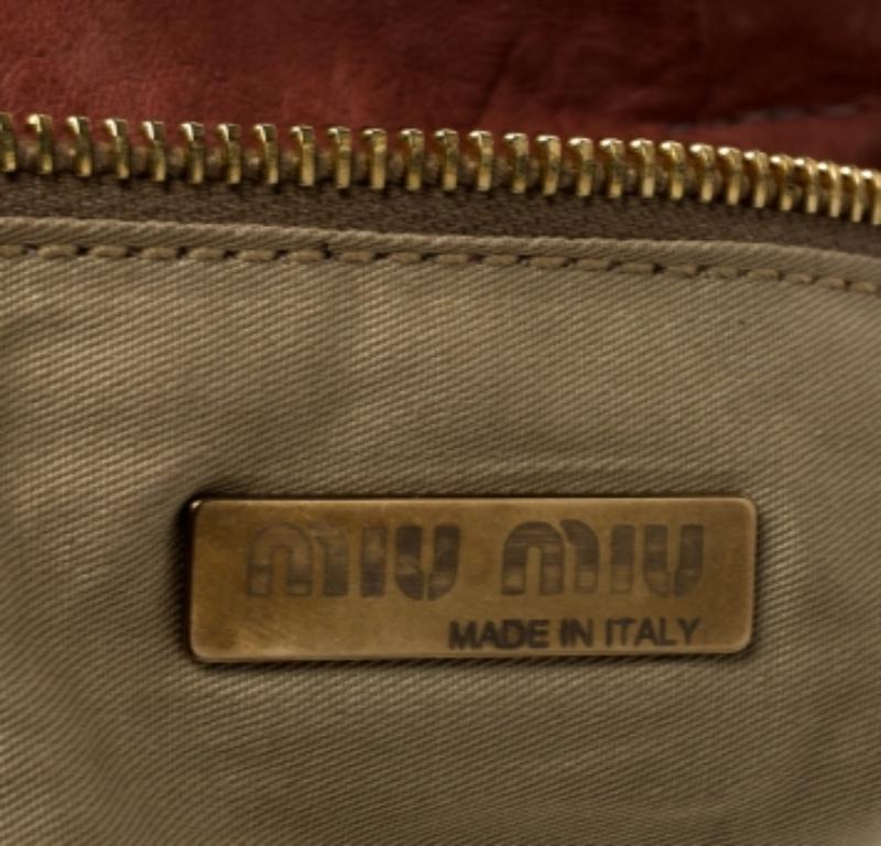 Crafted from leather, this Miu Miu bag is sure to make a great buy. Featuring two handles and whipstitch details, this bag is gorgeous and roomy enough for your essentials. An ideal orange bag that calls out to the modern woman in you.
