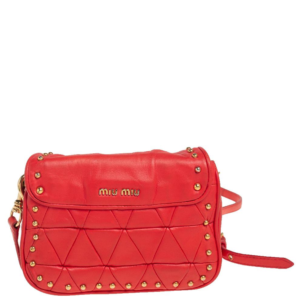 Go for this studded Miu Miu bag if you like to keep it modest yet dressy. Carefully designed to evoke a luxurious sense, this leather piece is sure to make all heads turn towards you. With its interior lined in fabric, this bag is meticulously