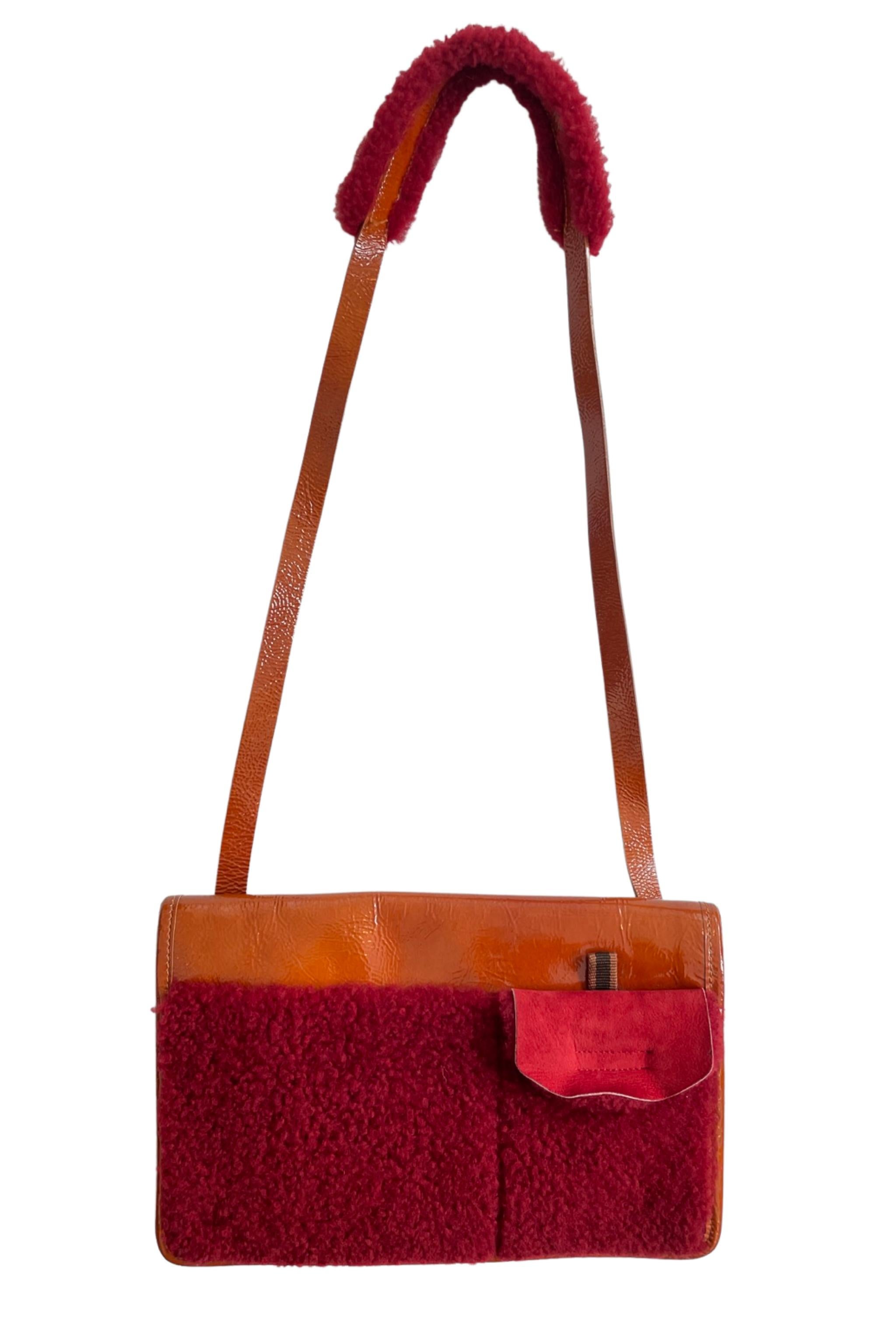 Miu Tasche aus orangefarbenem Lack und rotem Shearling im Zustand „Hervorragend“ im Angebot in Los Angeles, CA