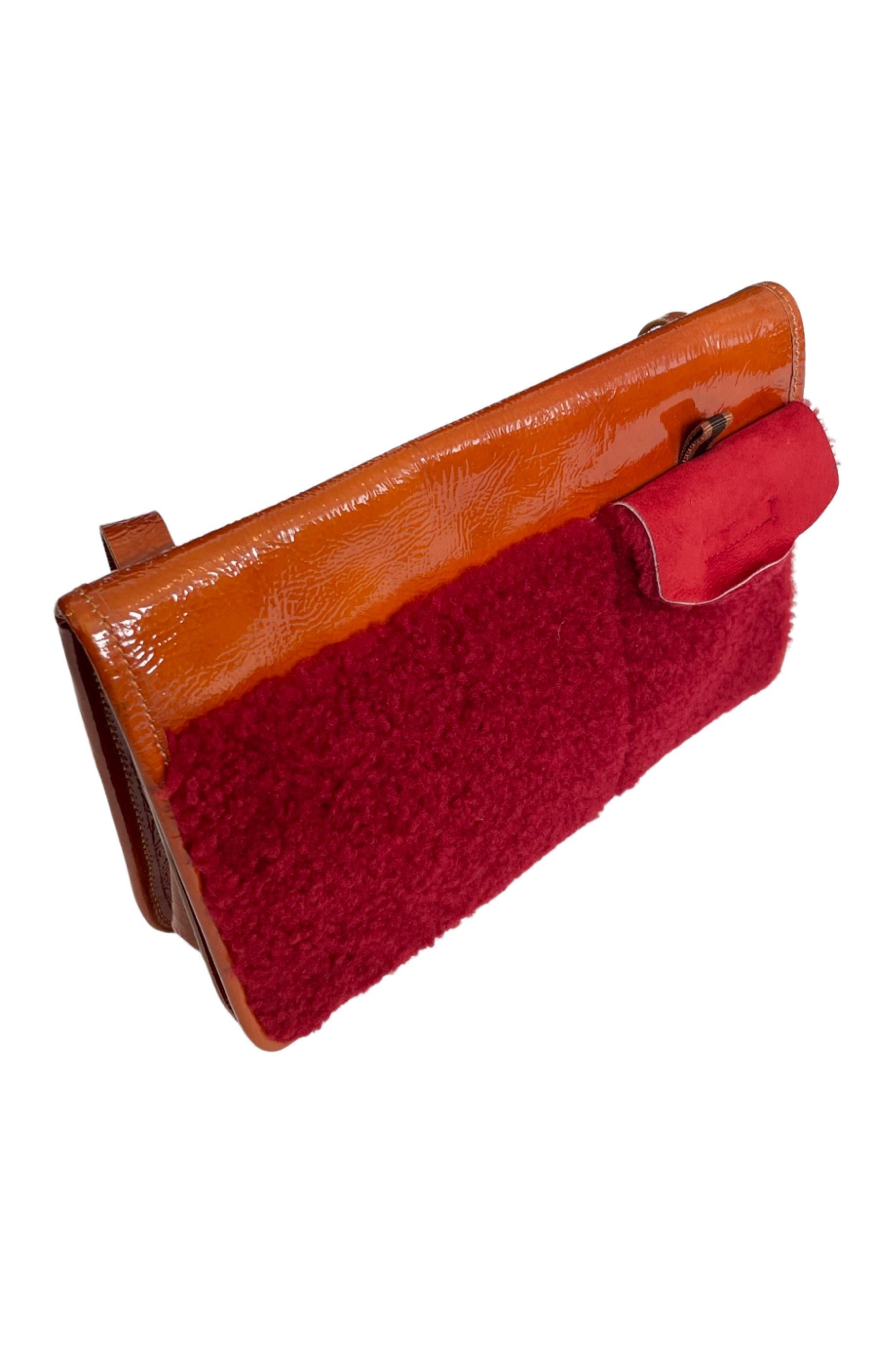 Miu Tasche aus orangefarbenem Lack und rotem Shearling Damen im Angebot
