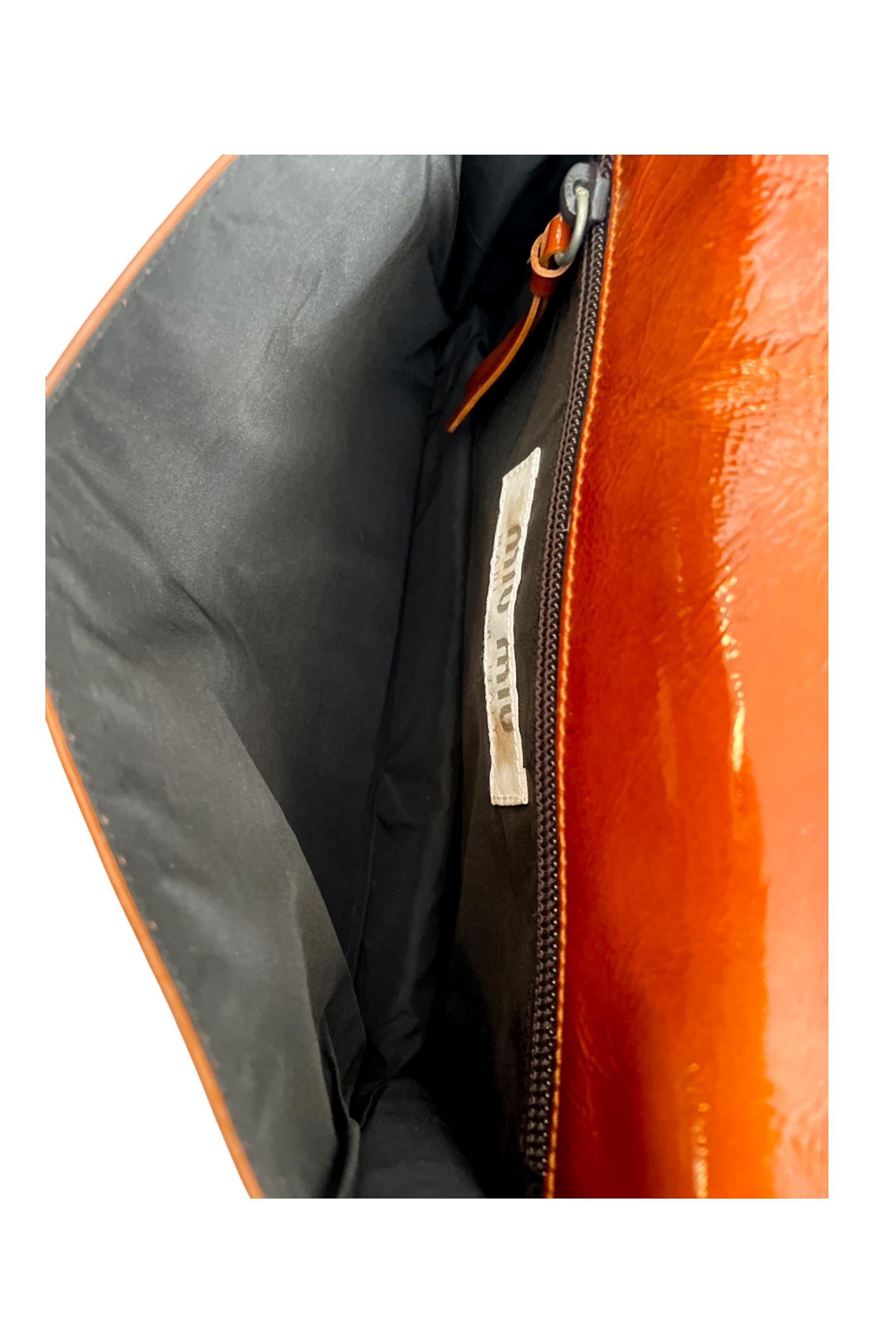 Miu Tasche aus orangefarbenem Lack und rotem Shearling im Angebot 2
