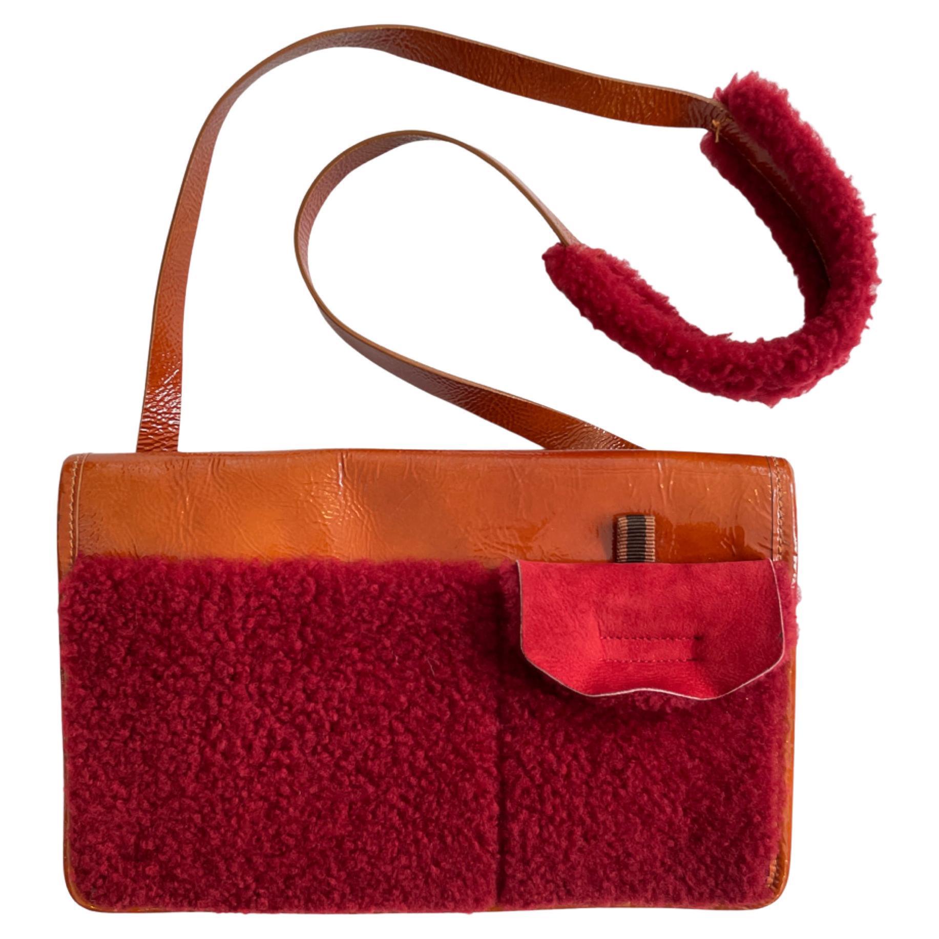 Miu Tasche aus orangefarbenem Lack und rotem Shearling im Angebot