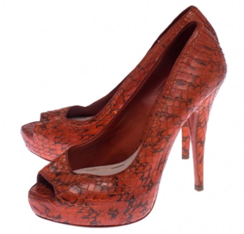 Miu Miu Orange Python Leder Peep Toe Plateau Pumps Größe 38 im Zustand „Gut“ im Angebot in Dubai, Al Qouz 2