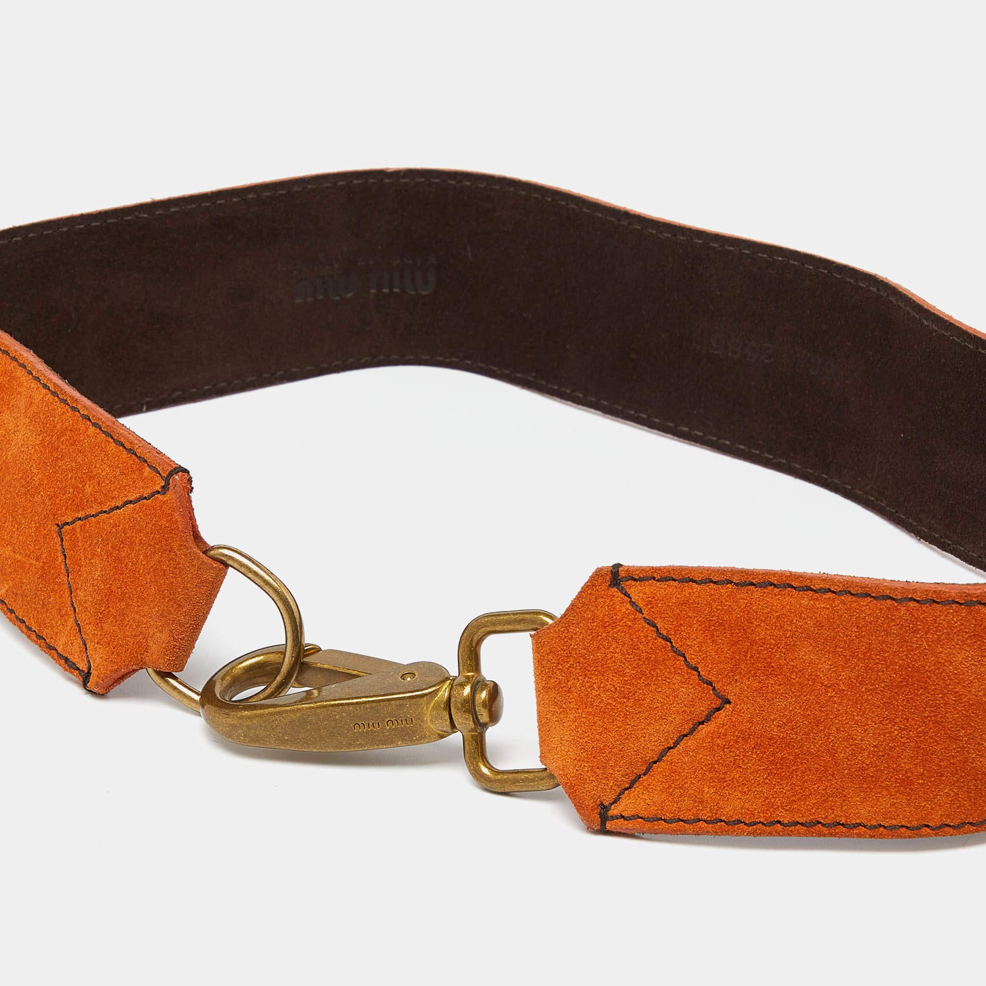 Élevez votre quotient stylistique avec cette ceinture Miu Miu. Fabriqué à la perfection, il respire la sophistication et le luxe, ce qui en fait l'accessoire ultime pour ceux qui exigent à la fois qualité et mode.
