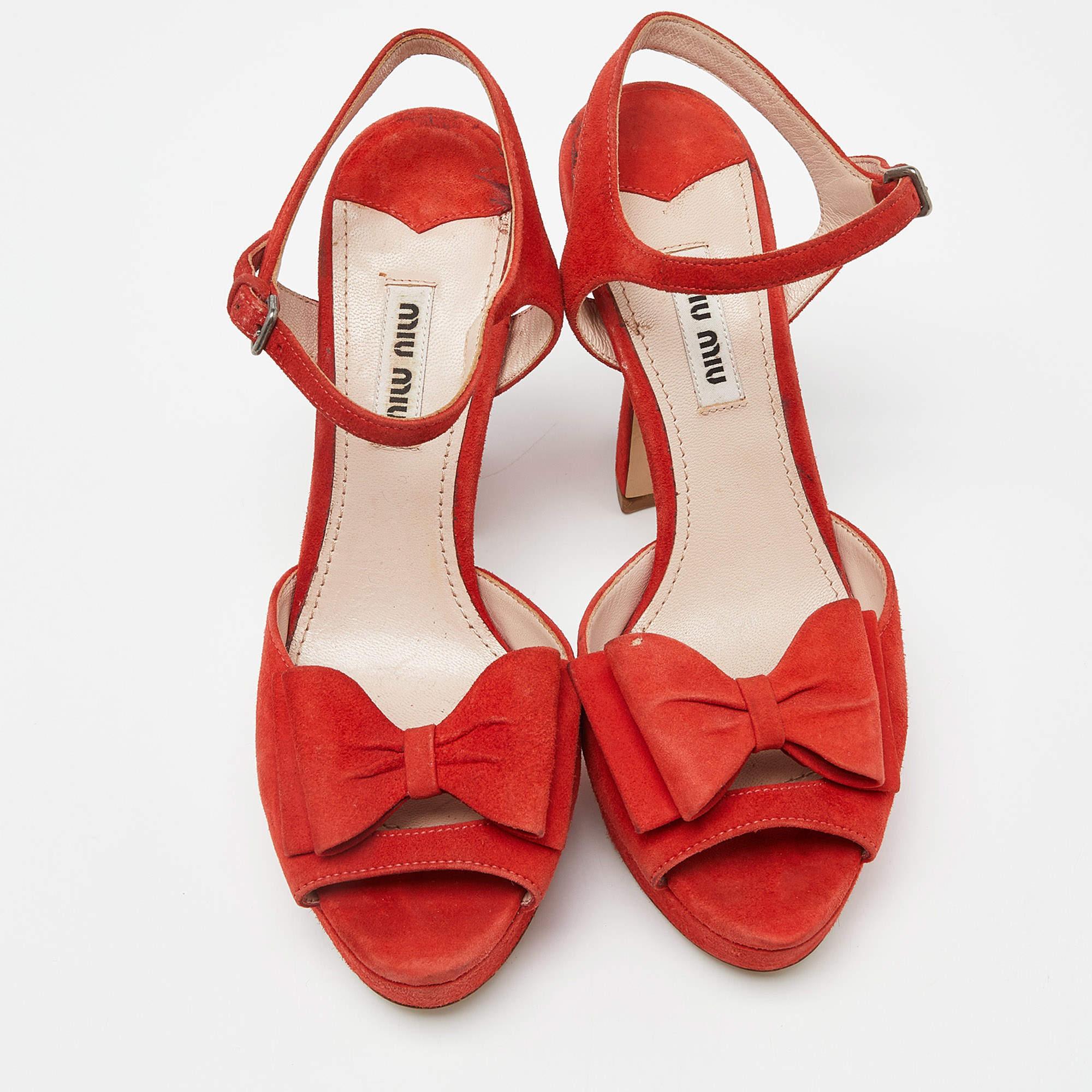 Rouge Miu Miu Sandales à plateforme en daim orange Taille 36.5 en vente