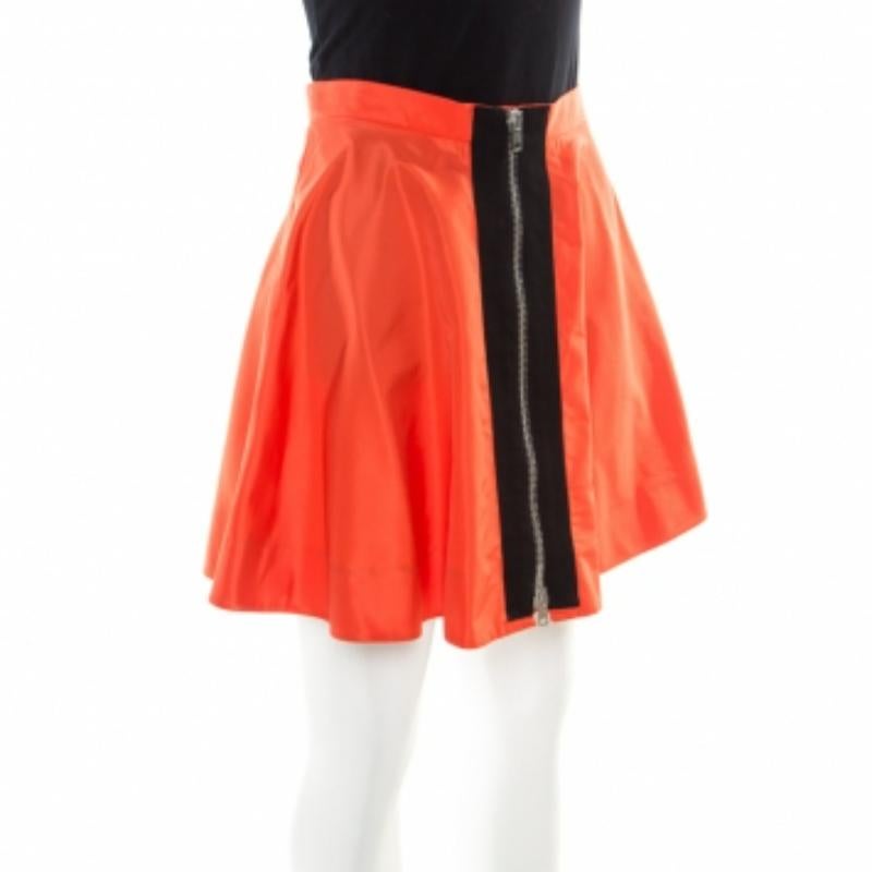 Affichez votre style avec cette jupe Miu Miu modeste et élégante. Conçue dans une jolie silhouette avec un détail de fermeture éclair contrastant sur le devant, cette jupe sera du plus bel effet avec un haut audacieux et des bottines.