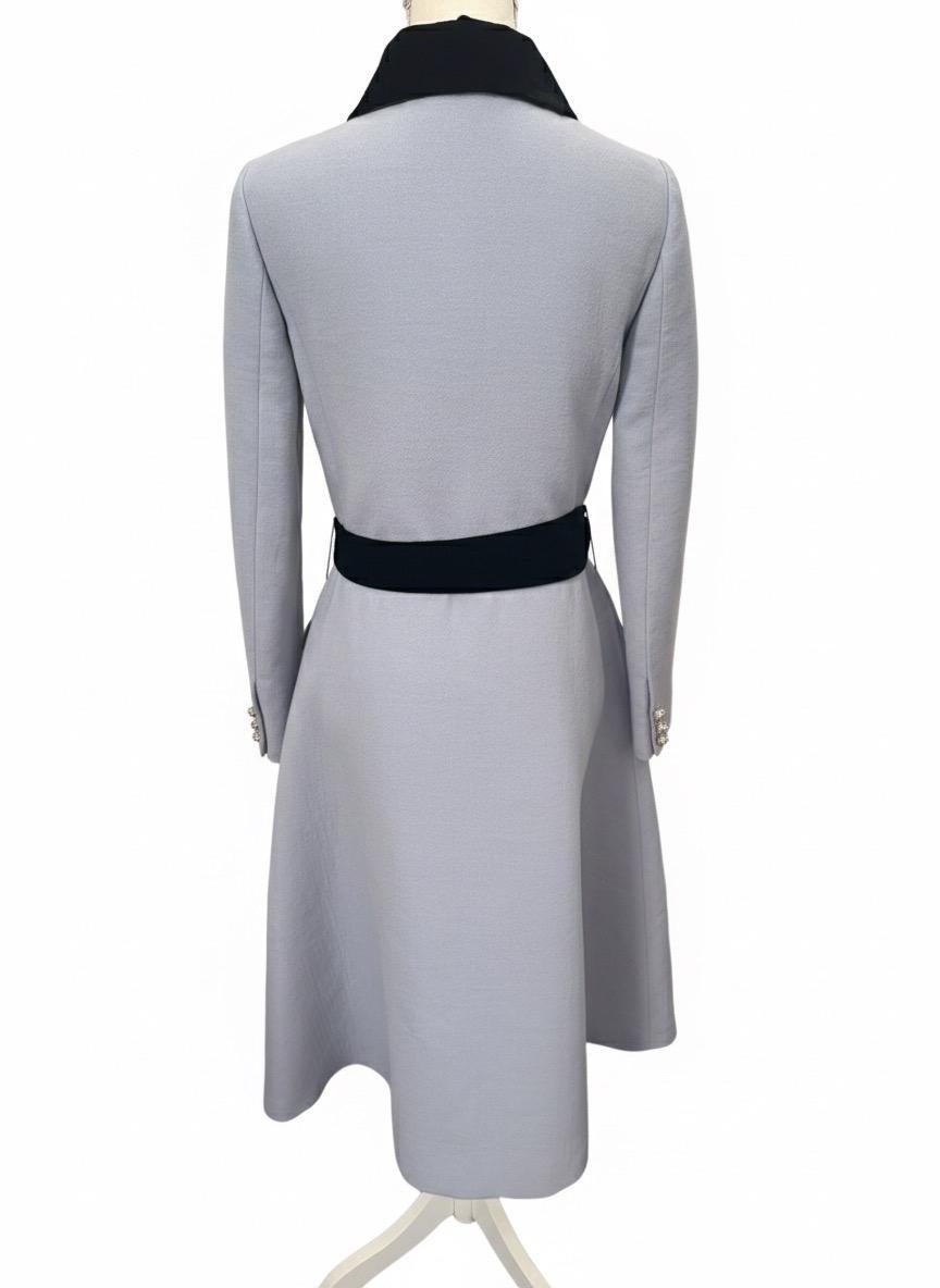 Coates in crepe di lana vergine bordato di velluto nero blu pallido di Miu Miu in vendita 1