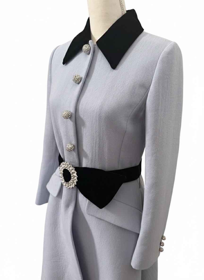 Coates in crepe di lana vergine bordato di velluto nero blu pallido di Miu Miu in vendita 2