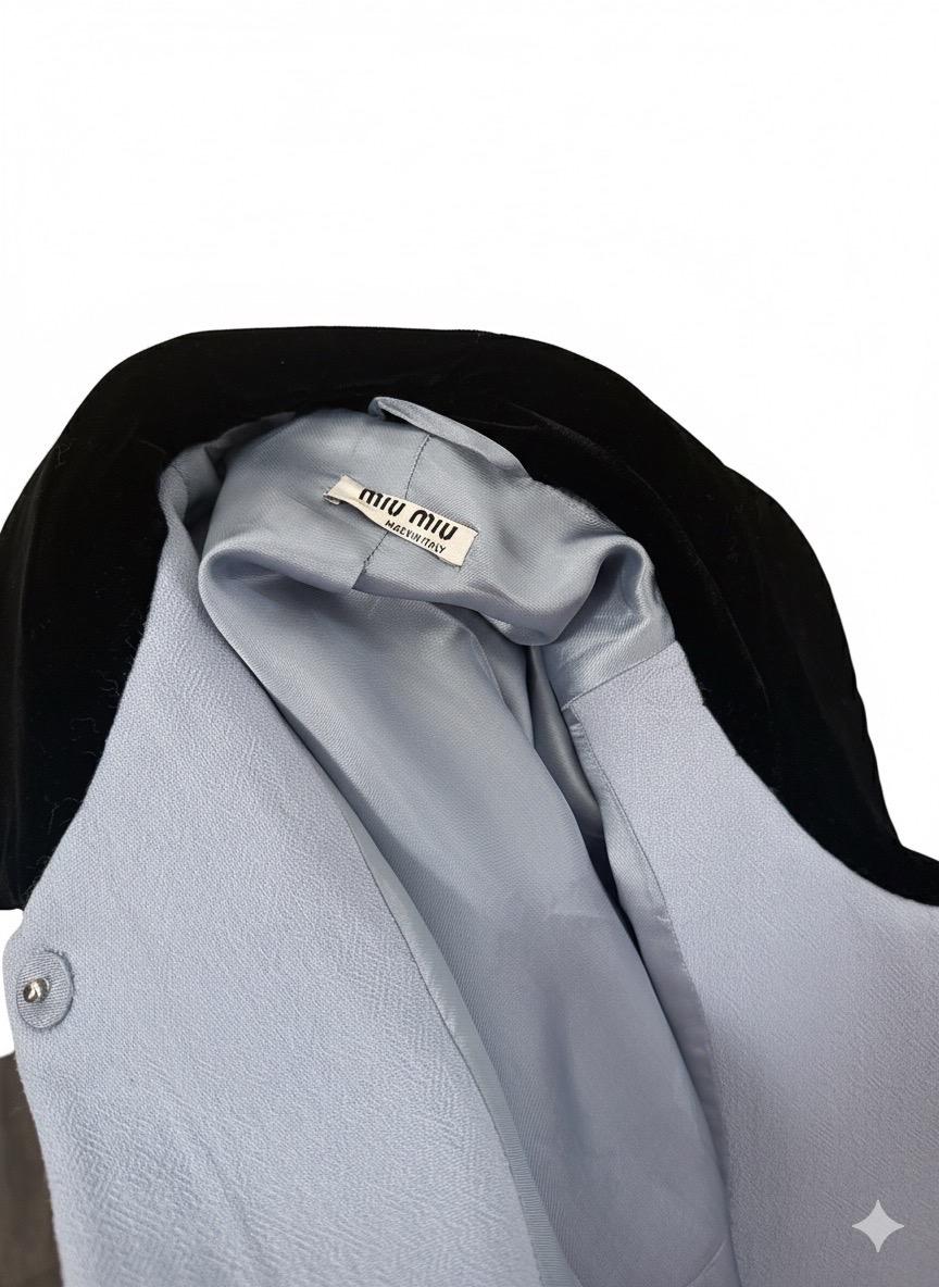 Coates in crepe di lana vergine bordato di velluto nero blu pallido di Miu Miu in vendita 3