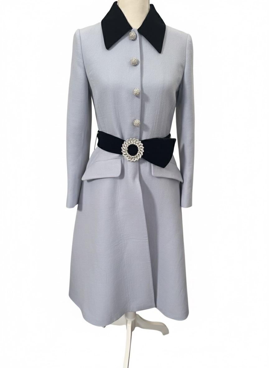 Coates in crepe di lana vergine bordato di velluto nero blu pallido di Miu Miu in vendita 4