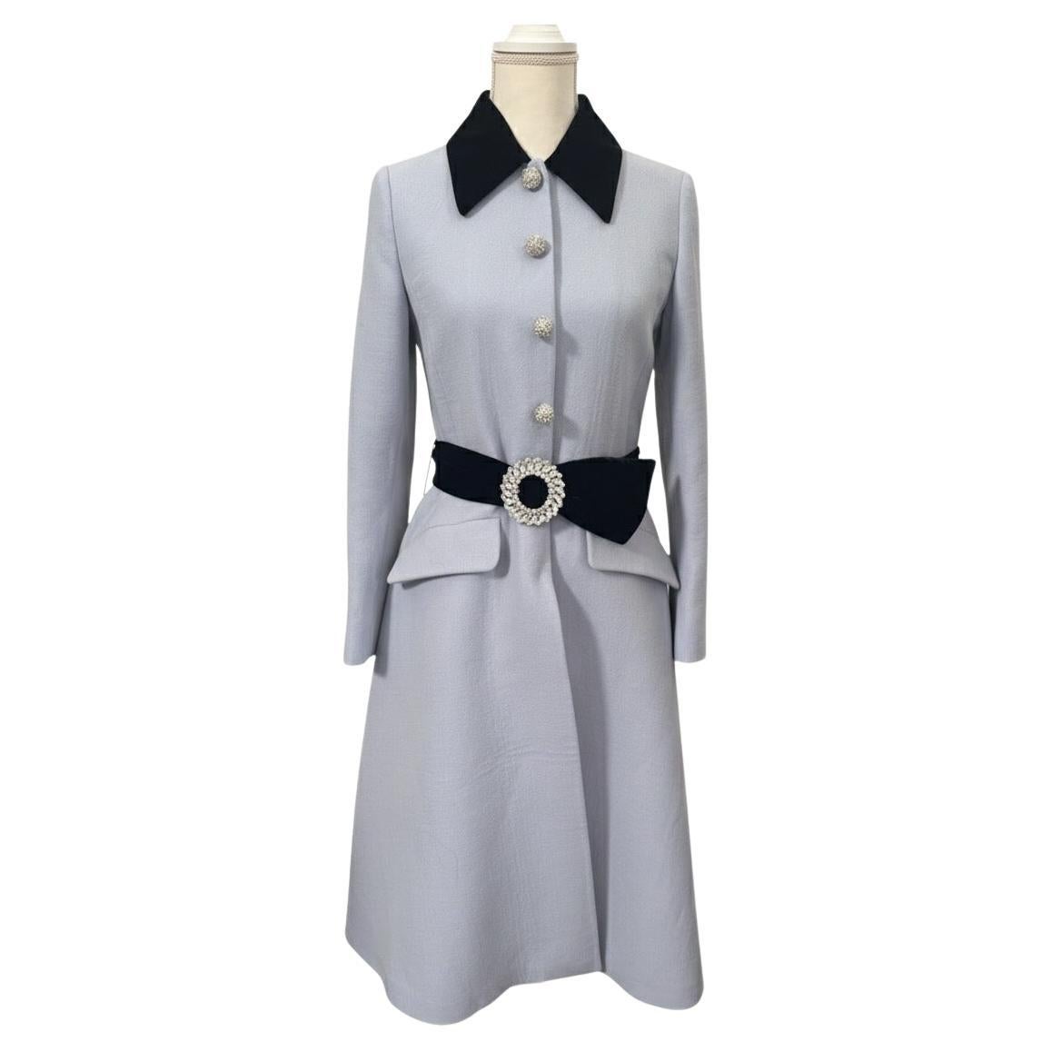 Coates in crepe di lana vergine bordato di velluto nero blu pallido di Miu Miu in vendita