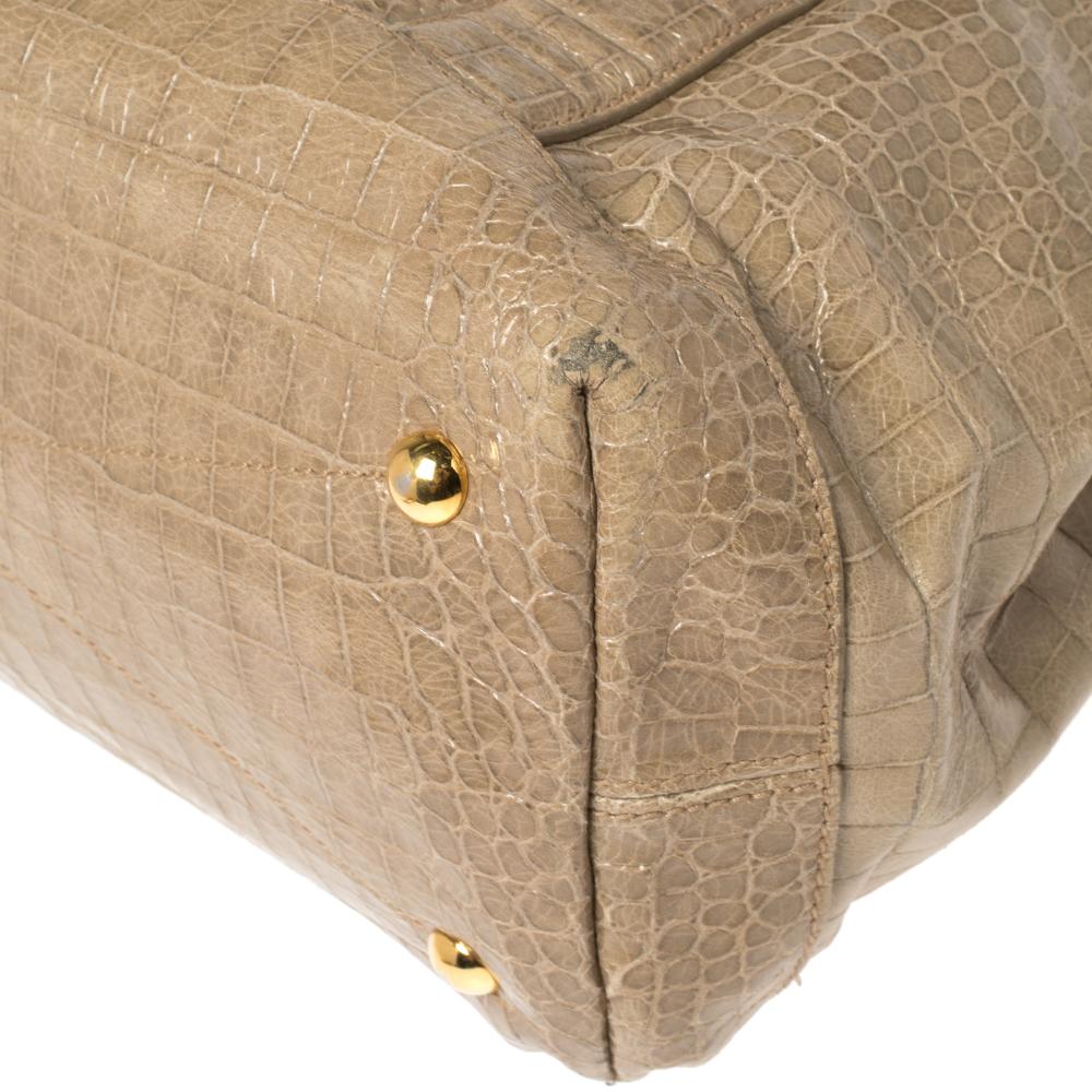 Miu Miu Tote in pelle verniciata in rilievo verde pallido con zip frontale 4