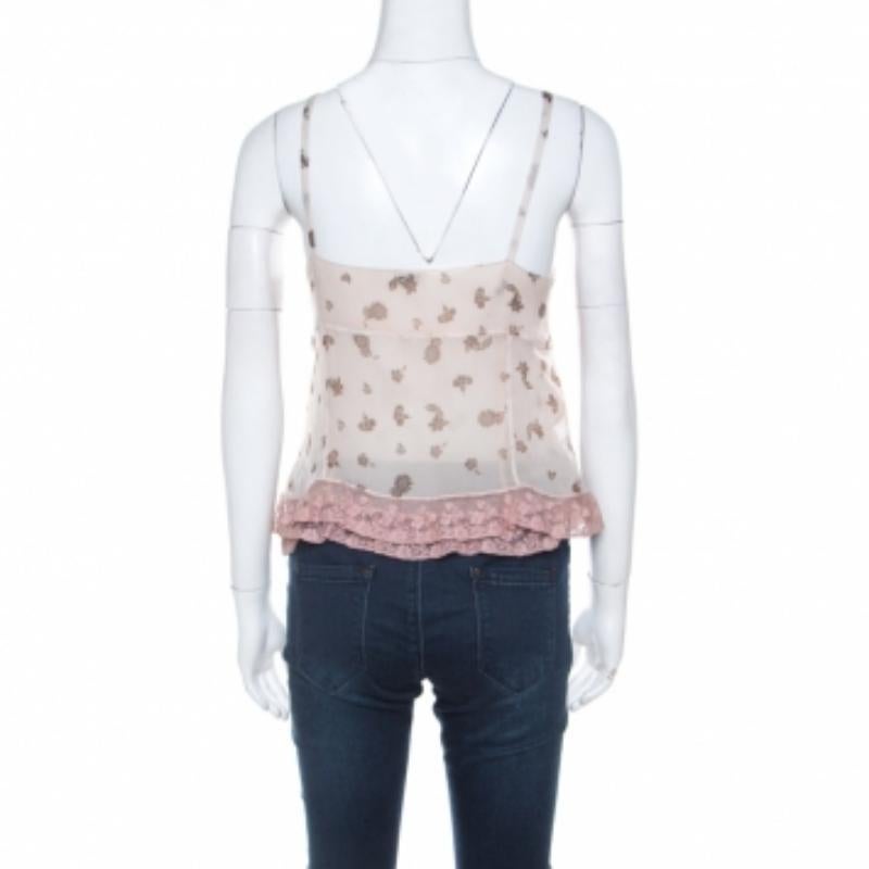 Dieses Oberteil aus dem Hause Miu Miu ist ein Beispiel für raffiniertes Design. Die Verwendung der Farbe Rosa in dieser Kreation macht es zu einer perfekten Kombination mit jeder Hose Ihrer Wahl. Dieses Oberteil ist aus Seide gefertigt und mit