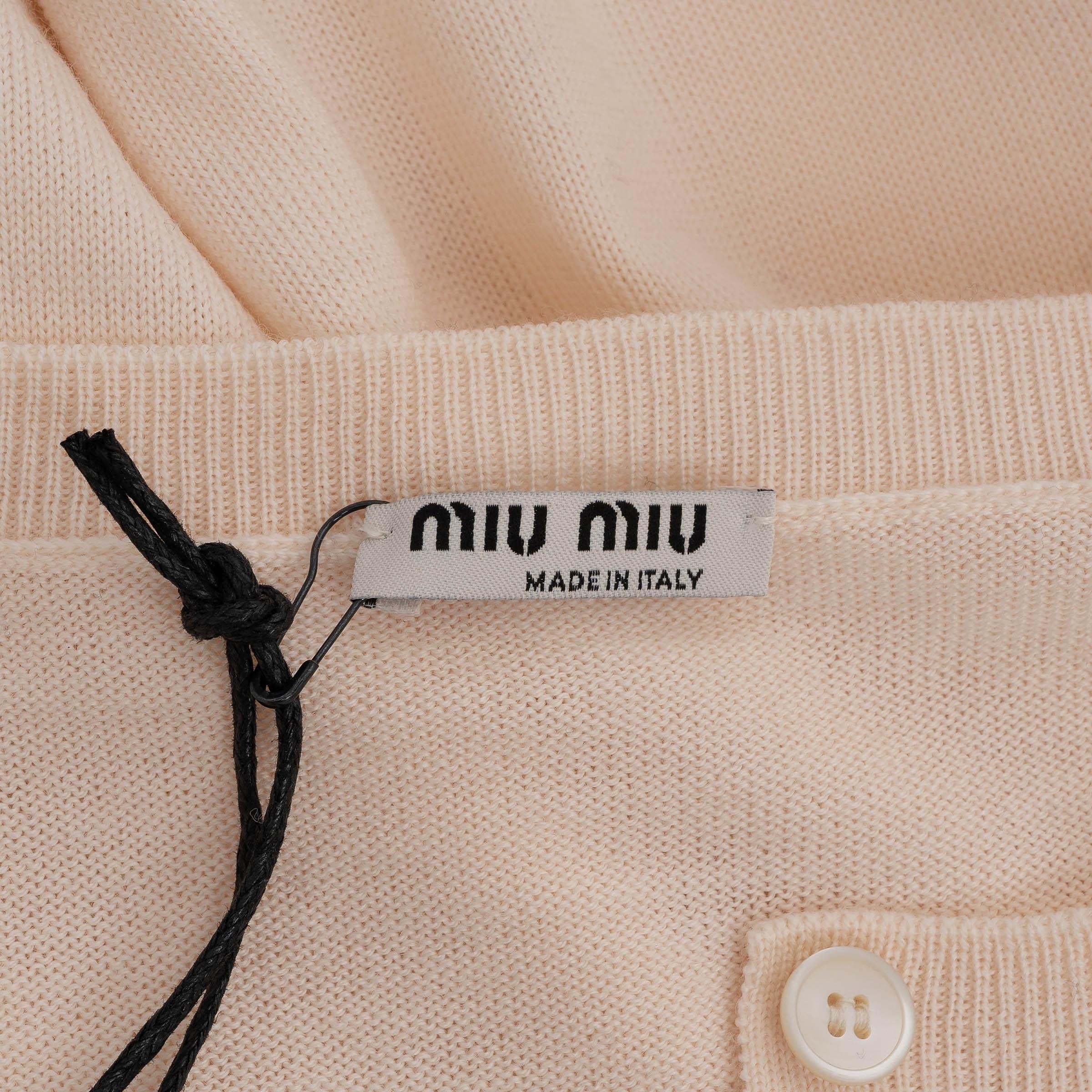 MIU MIU, pull cardigan HEART POINTELLE en laine rose pâle, 2018 en vente 1