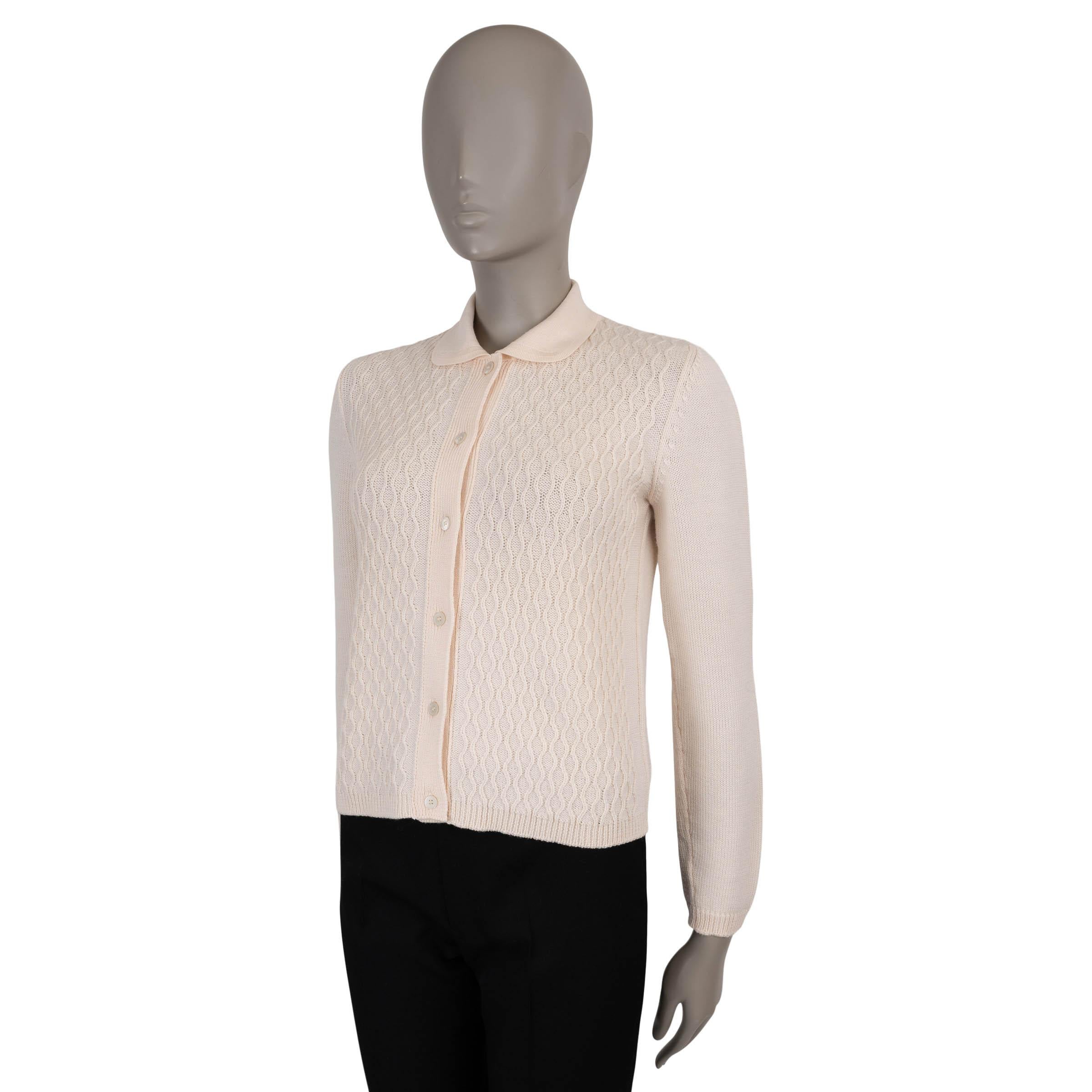 This 100% authentic Miu Miu cardigan in pale pink wool (100% - please note the content tag is missing) is a charming blend of classic and feminine details. Designed with a fitted silhouette, it features a delicate wavy cable-knit front, a Peter Pan