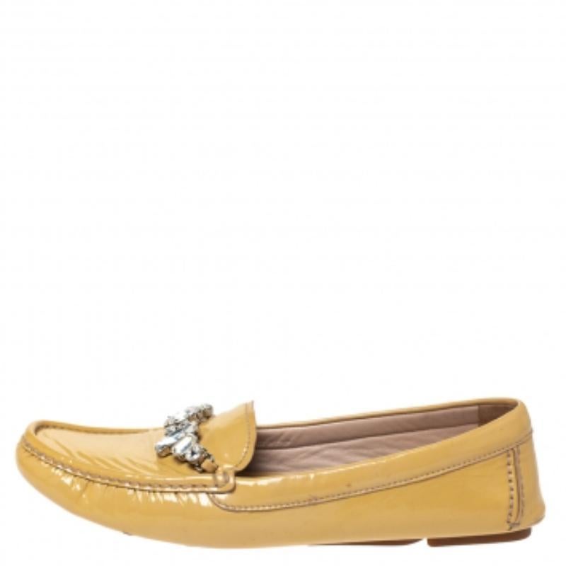 Stilvoll und superbequem, dieses Paar Loafer von Miu Miu ist eine großartige Ergänzung für Ihre Schuhsammlung. Sie sind aus Lackleder gefertigt und mit Kristallverzierungen versehen. Die Innensohle aus Leder und die Laufsohle aus Gummi
