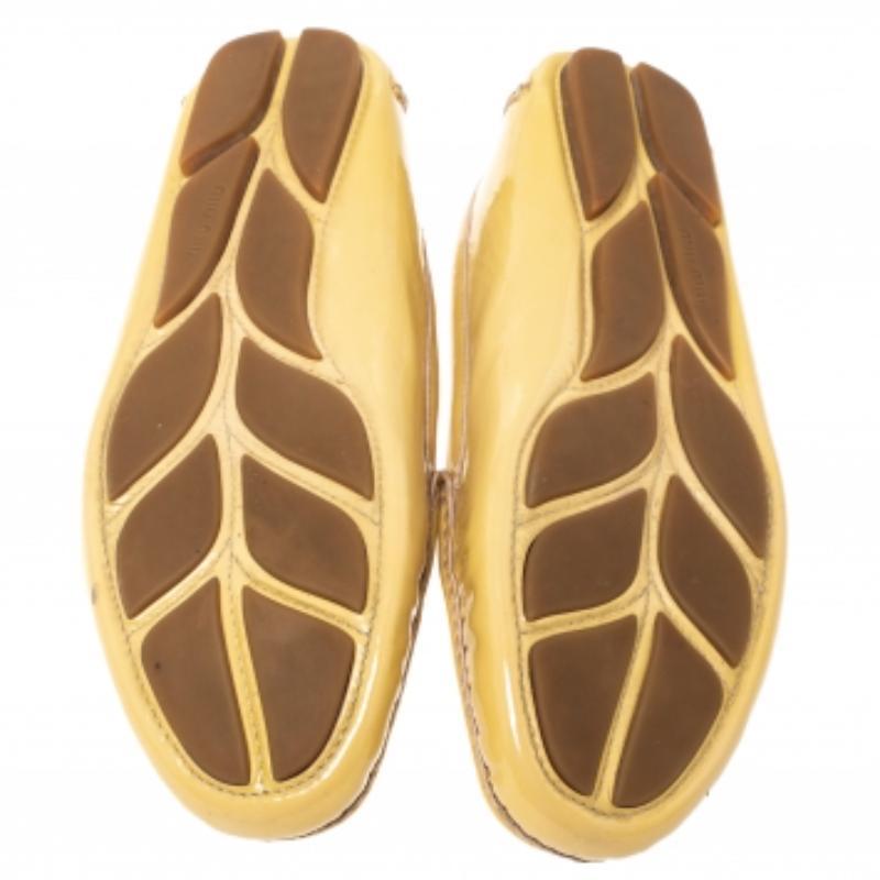Miu Blassgelber Lackleder Kristallverzierter Slip On Loafer Größe 40,5 (Beige) im Angebot