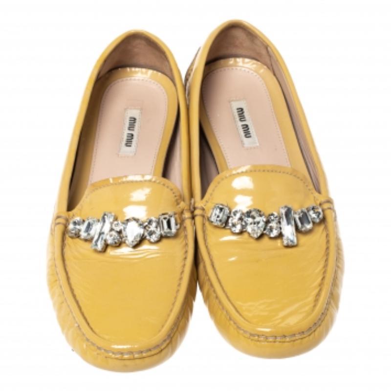 Miu Blassgelber Lackleder Kristallverzierter Slip On Loafer Größe 40,5 im Zustand „Relativ gut“ im Angebot in Dubai, Al Qouz 2