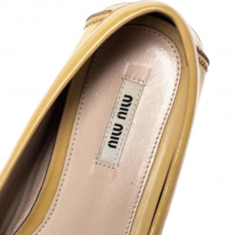 Miu Blassgelber Lackleder Kristallverzierter Slip On Loafer Größe 40,5 Damen im Angebot