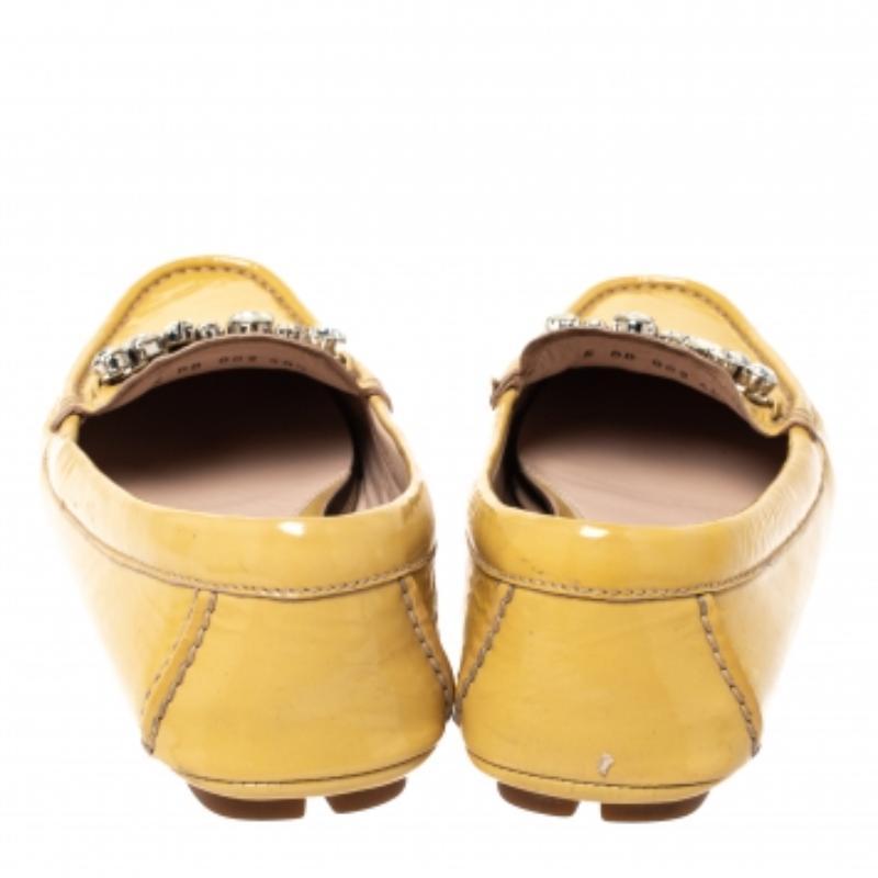 Miu Blassgelber Lackleder Kristallverzierter Slip On Loafer Größe 40,5 im Angebot 1