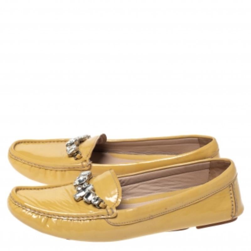 Miu Blassgelber Lackleder Kristallverzierter Slip On Loafer Größe 40,5 im Angebot 2