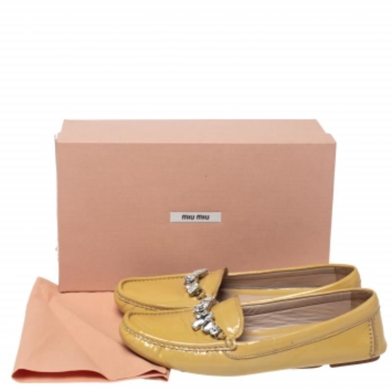 Miu Blassgelber Lackleder Kristallverzierter Slip On Loafer Größe 40,5 im Angebot 3