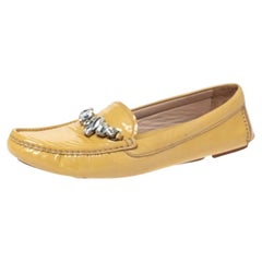 Miu Blassgelber Lackleder Kristallverzierter Slip On Loafer Größe 40,5
