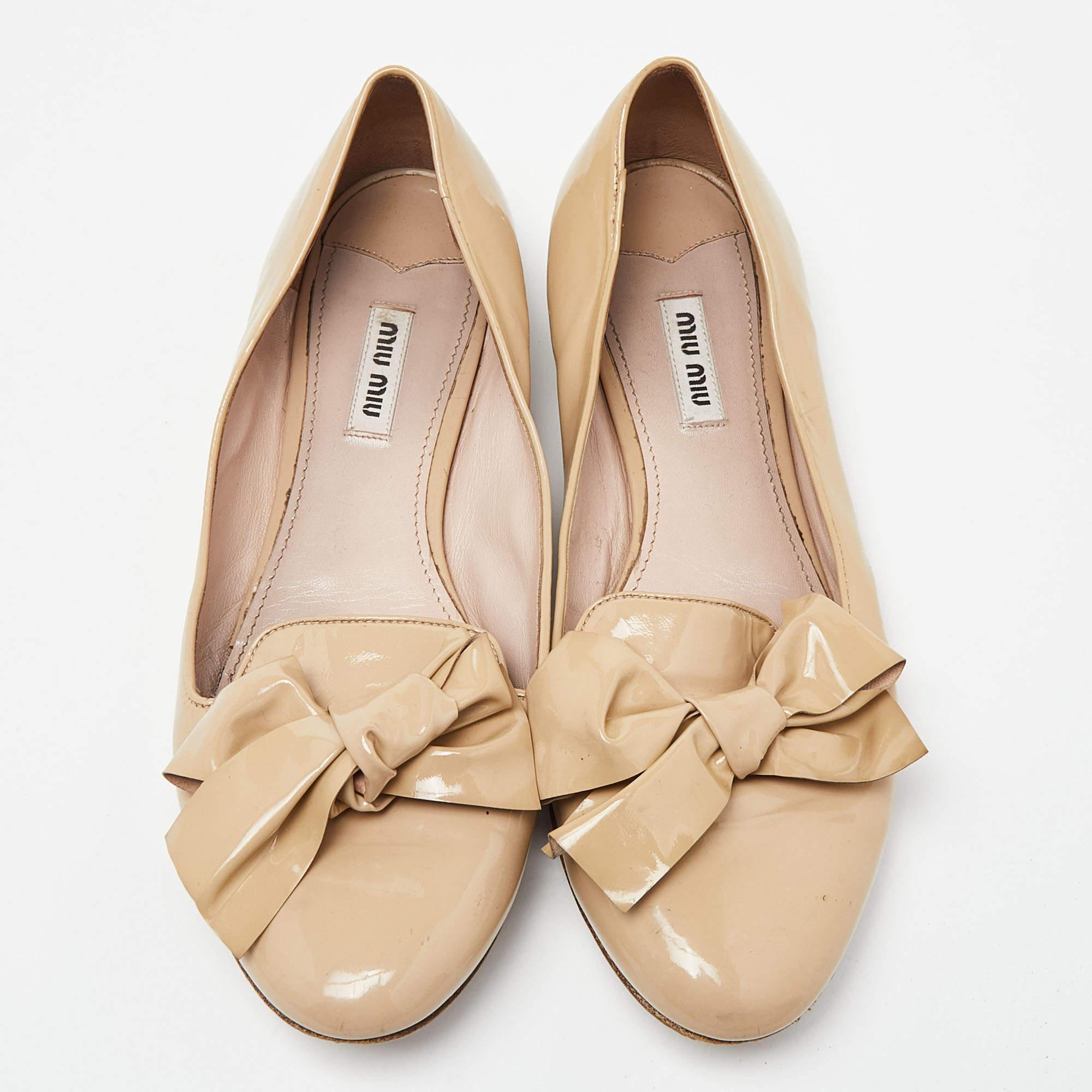 Miu Miu Bailarinas de charol con detalle de lazo y tacón adornado con cristales Talla 39 Beige en venta