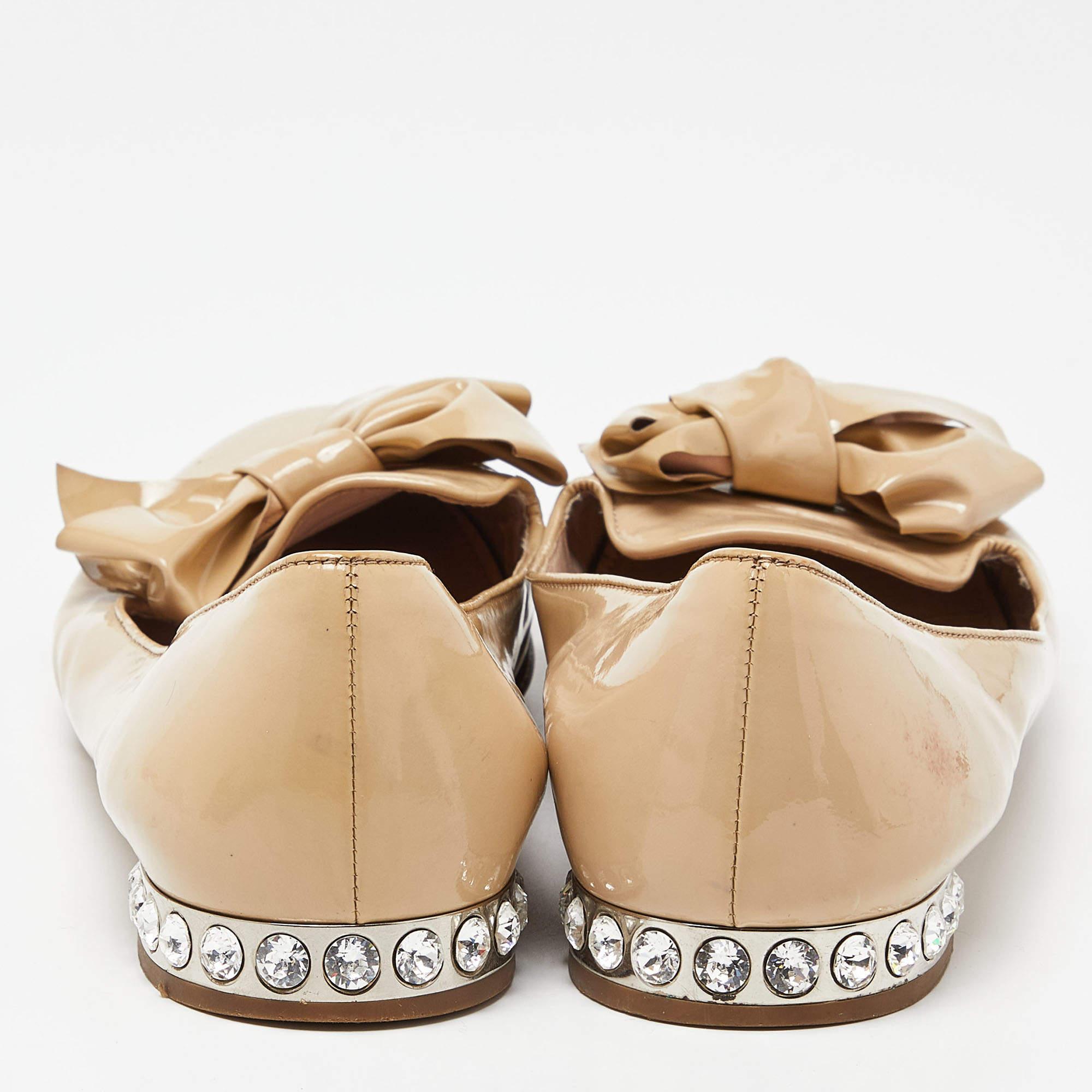 De las mujeres Miu Miu Bailarinas de charol con detalle de lazo y tacón adornado con cristales Talla 39 en venta