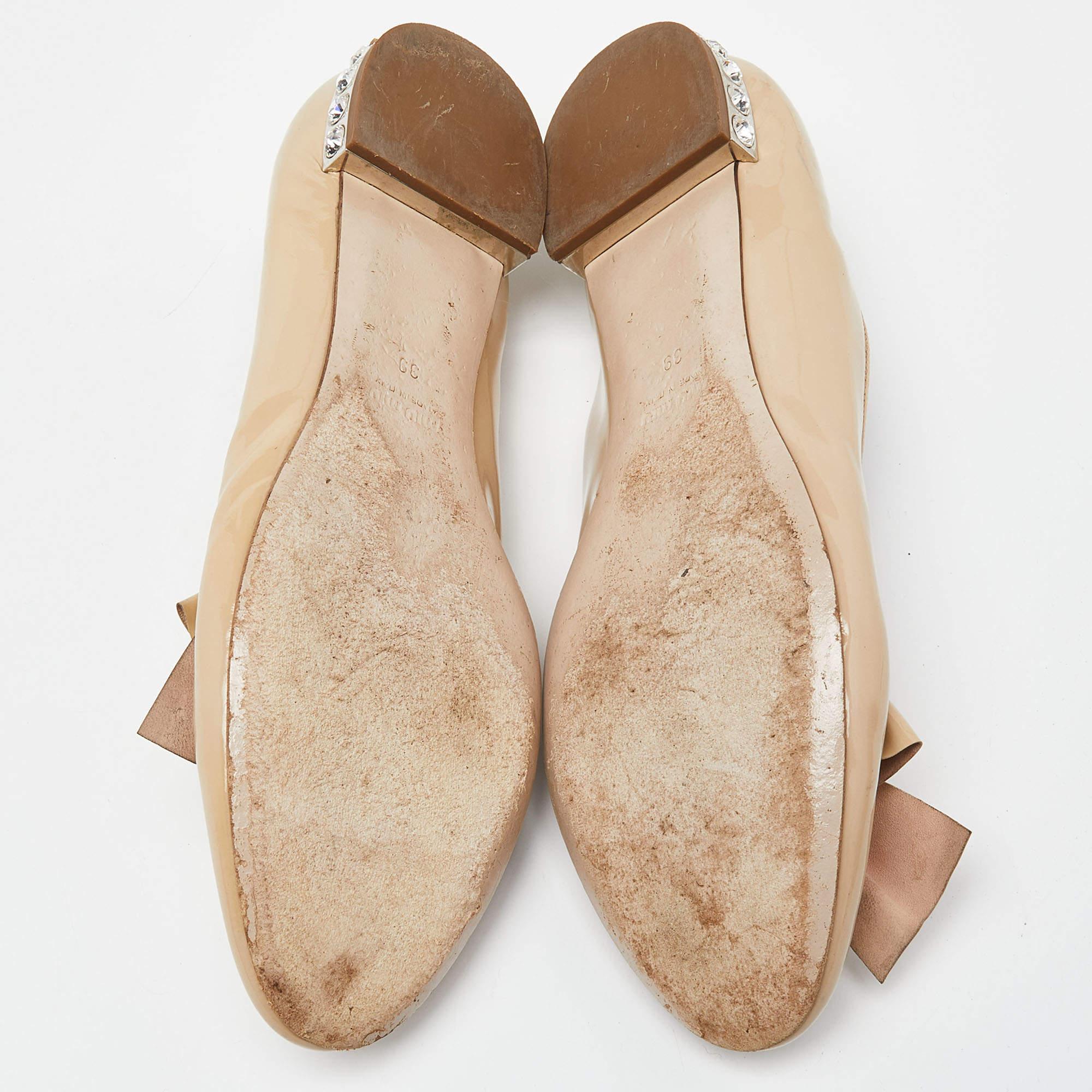 Miu Miu Bailarinas de charol con detalle de lazo y tacón adornado con cristales Talla 39 en venta 1