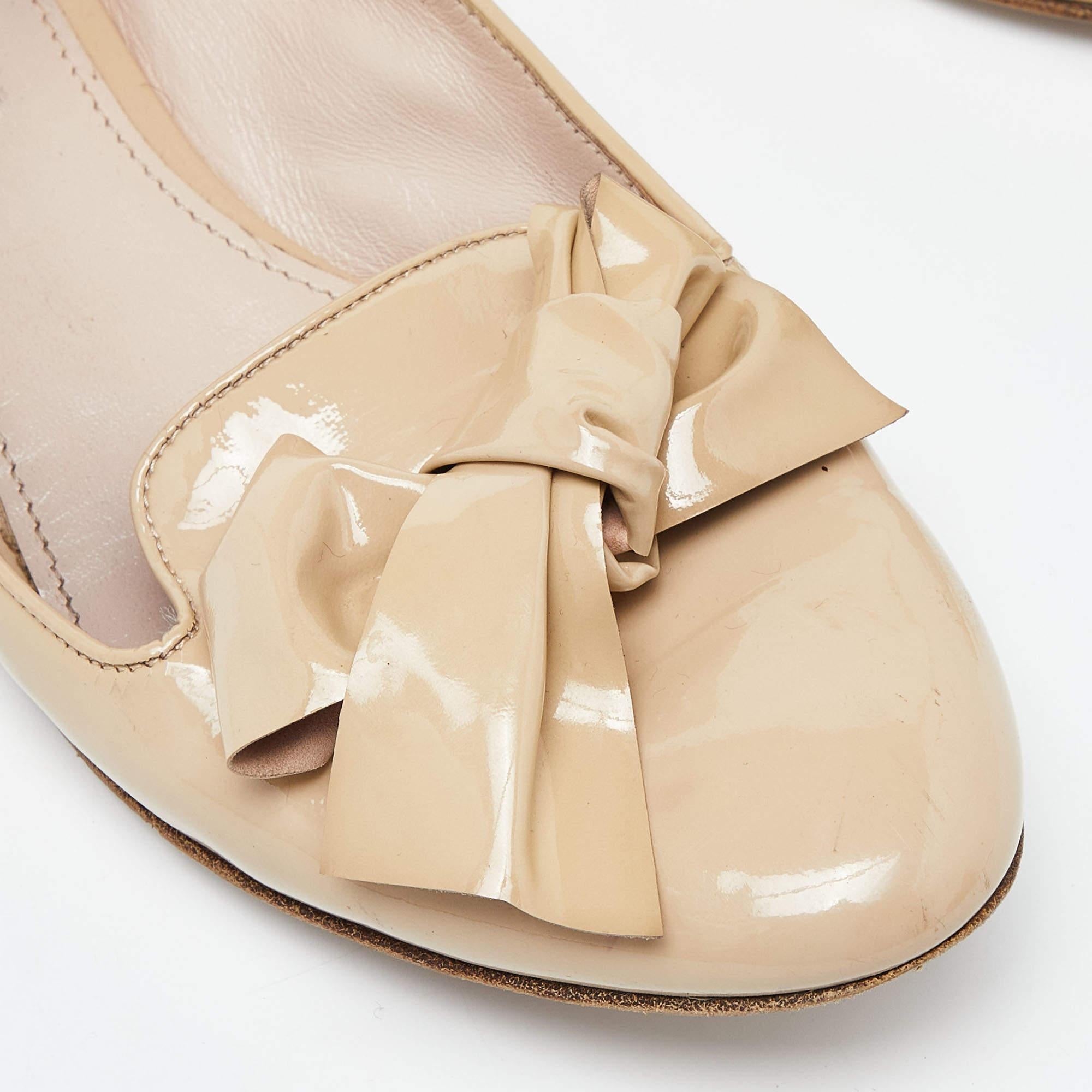 Miu Miu Bailarinas de charol con detalle de lazo y tacón adornado con cristales Talla 39 en venta 2