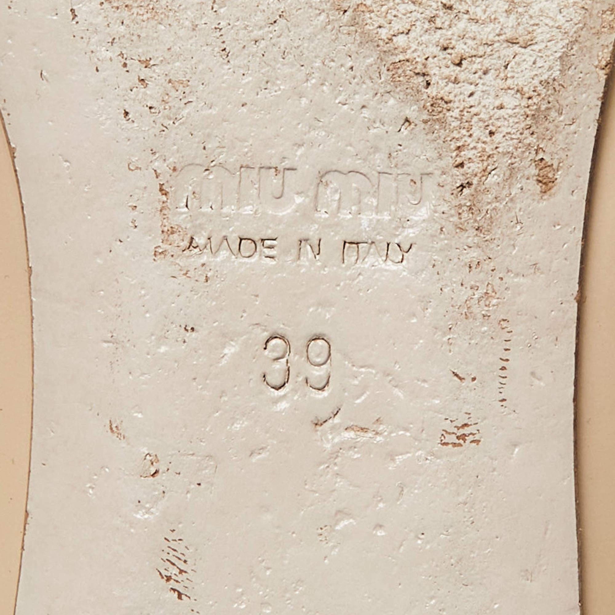 Miu Miu Bailarinas de charol con detalle de lazo y tacón adornado con cristales Talla 39 en venta 3