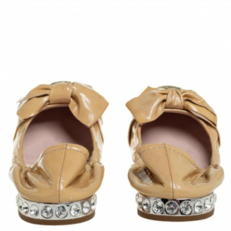 Miu Miu Patent Leather Bow Detail Embellished Heel Scrunch Ballet Flats Size38.5 In Fair Condition For Sale In Dubai, Al Qouz 2