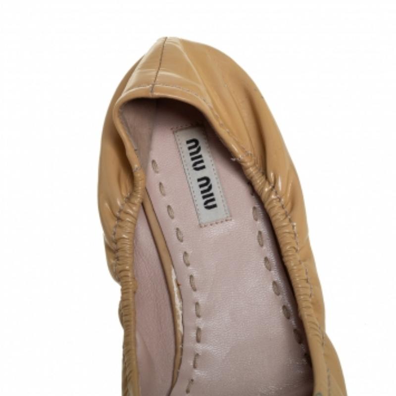Miu Miu Patent Leather Bow Detail Embellished Heel Scrunch Ballet Flats Size38.5 For Sale 2