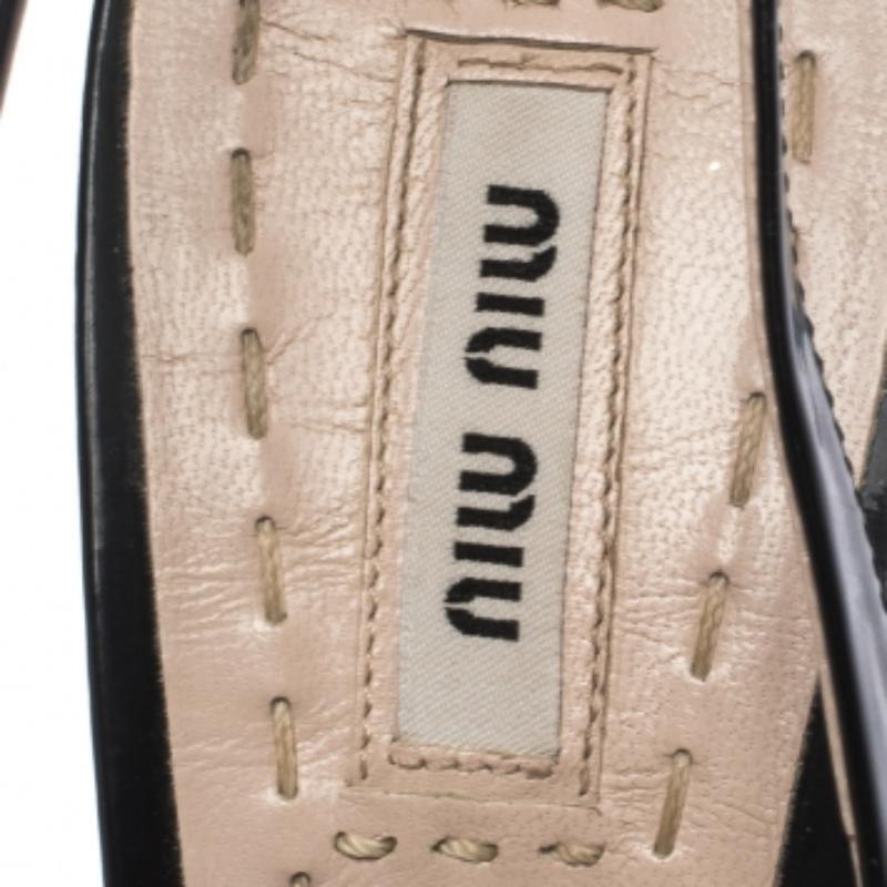 Donna Miu miu in pelle verniciata con cristalli che impreziosiscono il tacco e la piattaforma dei sandali taglia 38 in vendita